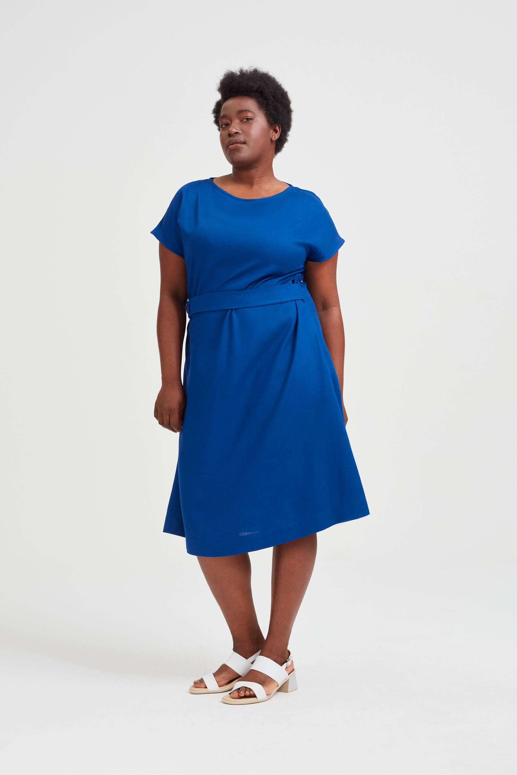 ayani-sati-midi-kleid-mit-bootsausschnitt-in-ozeanblau image 2