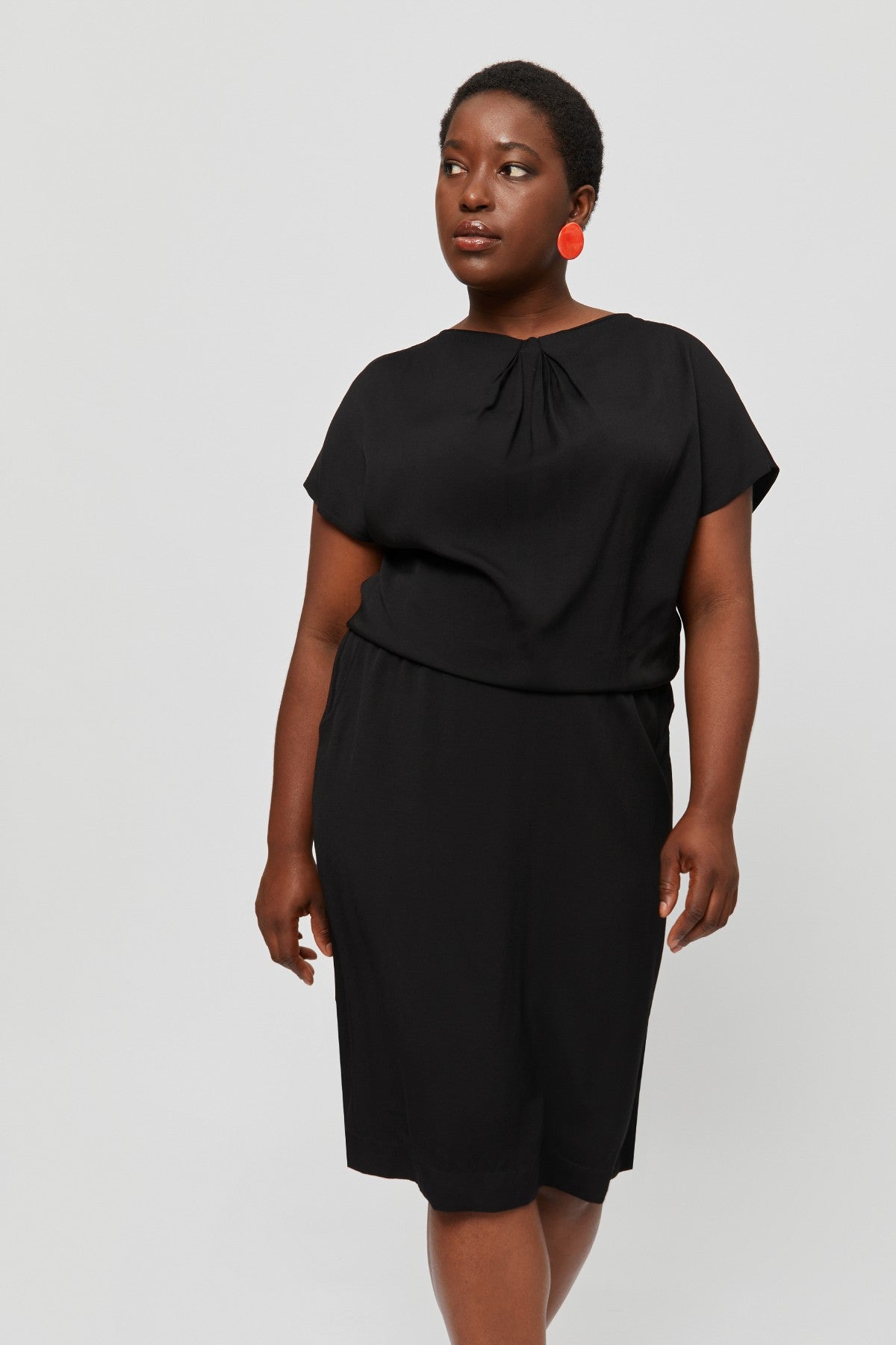 ayani-amy-midi-kleid-mit-bleistiftrock-und-ausschnitt-detail-in-schwarz image 5