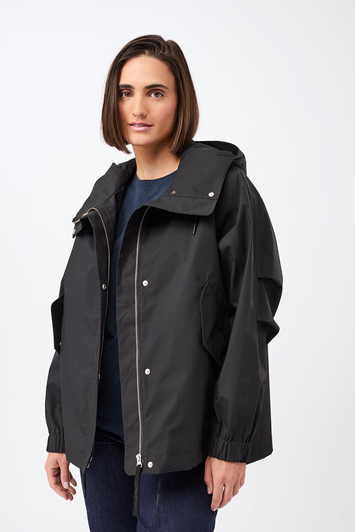 langerchen-kapuzenjacke-mit-falten-am-arm-in-black image 1