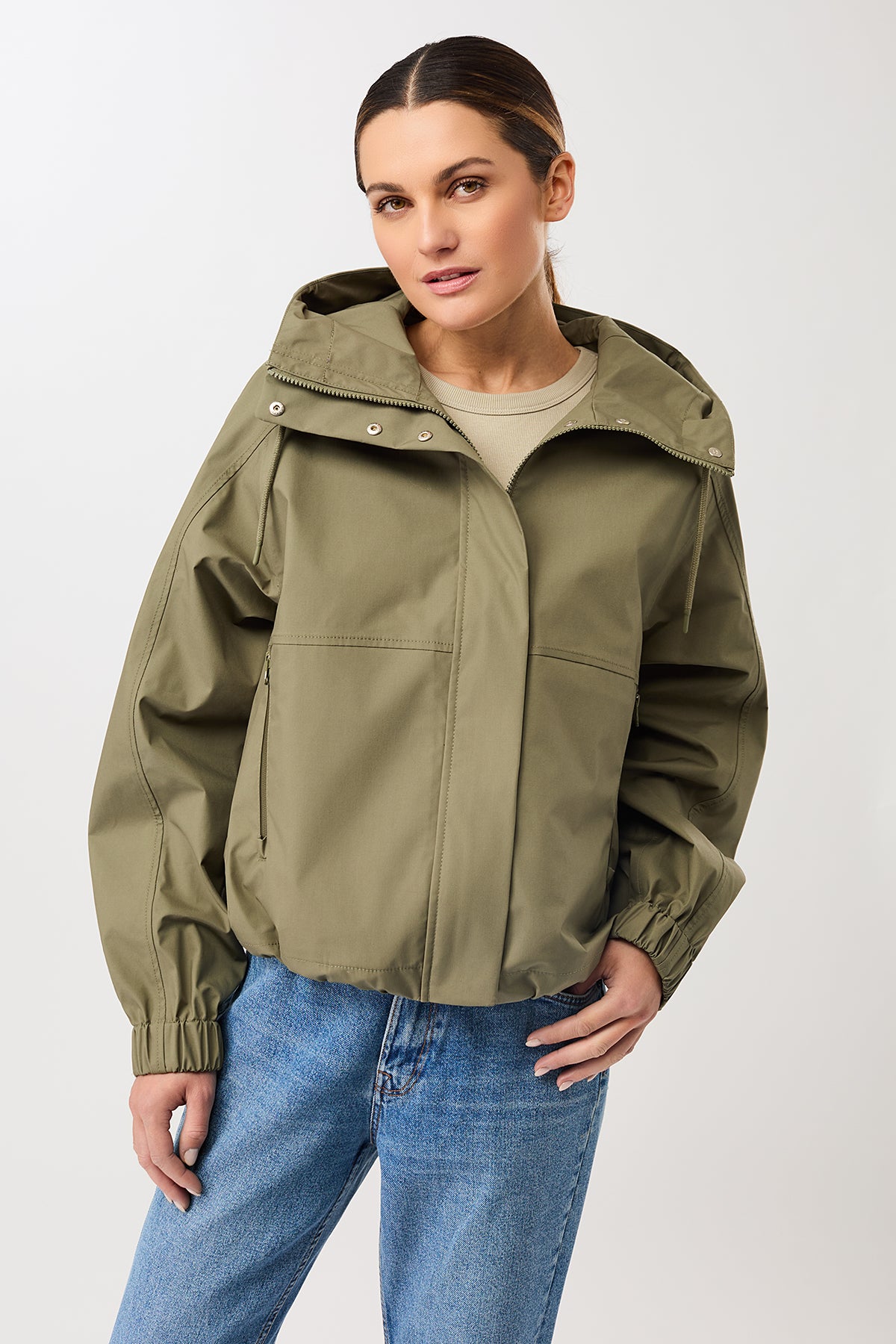 langerchen-kurze-regenjacke-mit-rei-verschlusstasche-stone-moss image 6