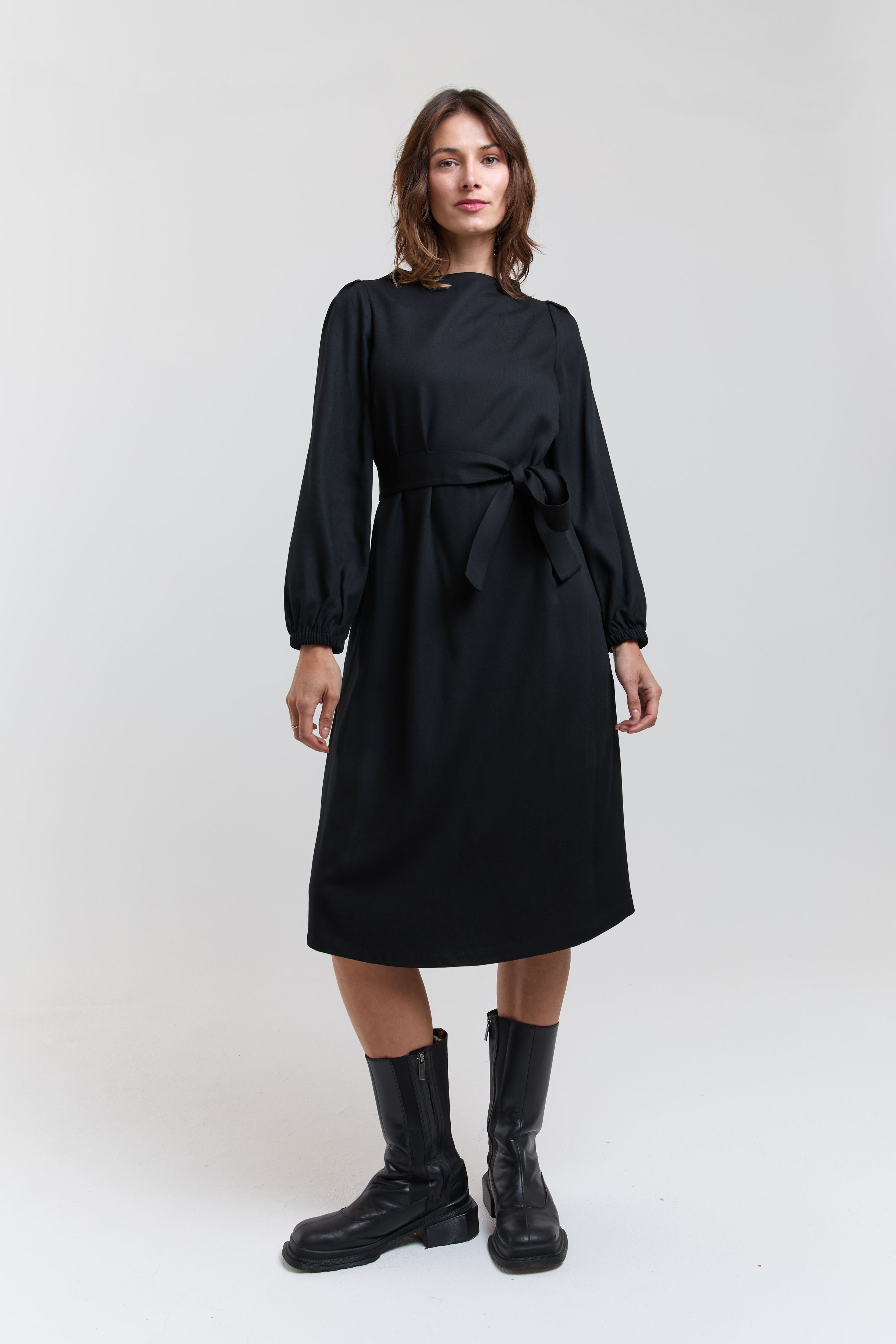 ayani-mia-g-rtelkleid-mit-plissee-rmeln-und-stehkragen-in-schwarz image 1