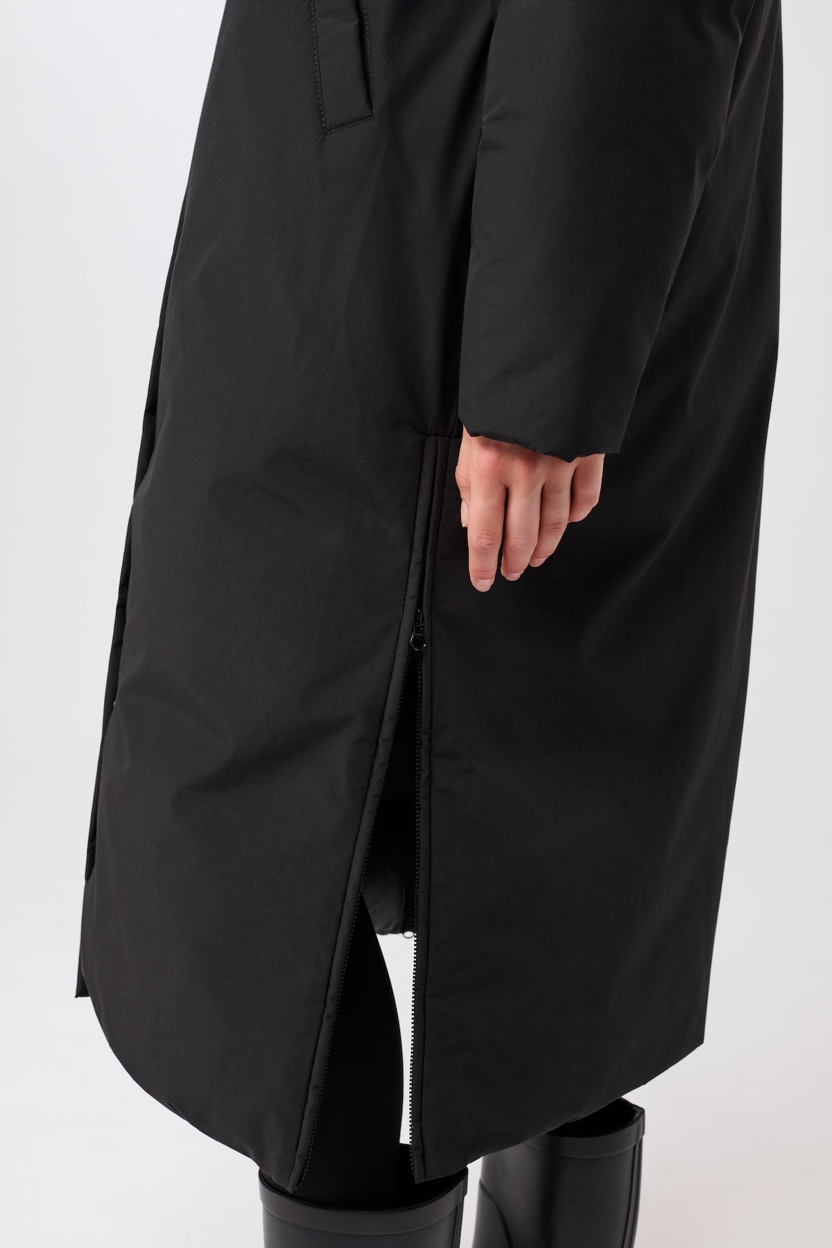 langerchen-langer-mantel-aus-eco-daune-mit-kapuze-black image 3