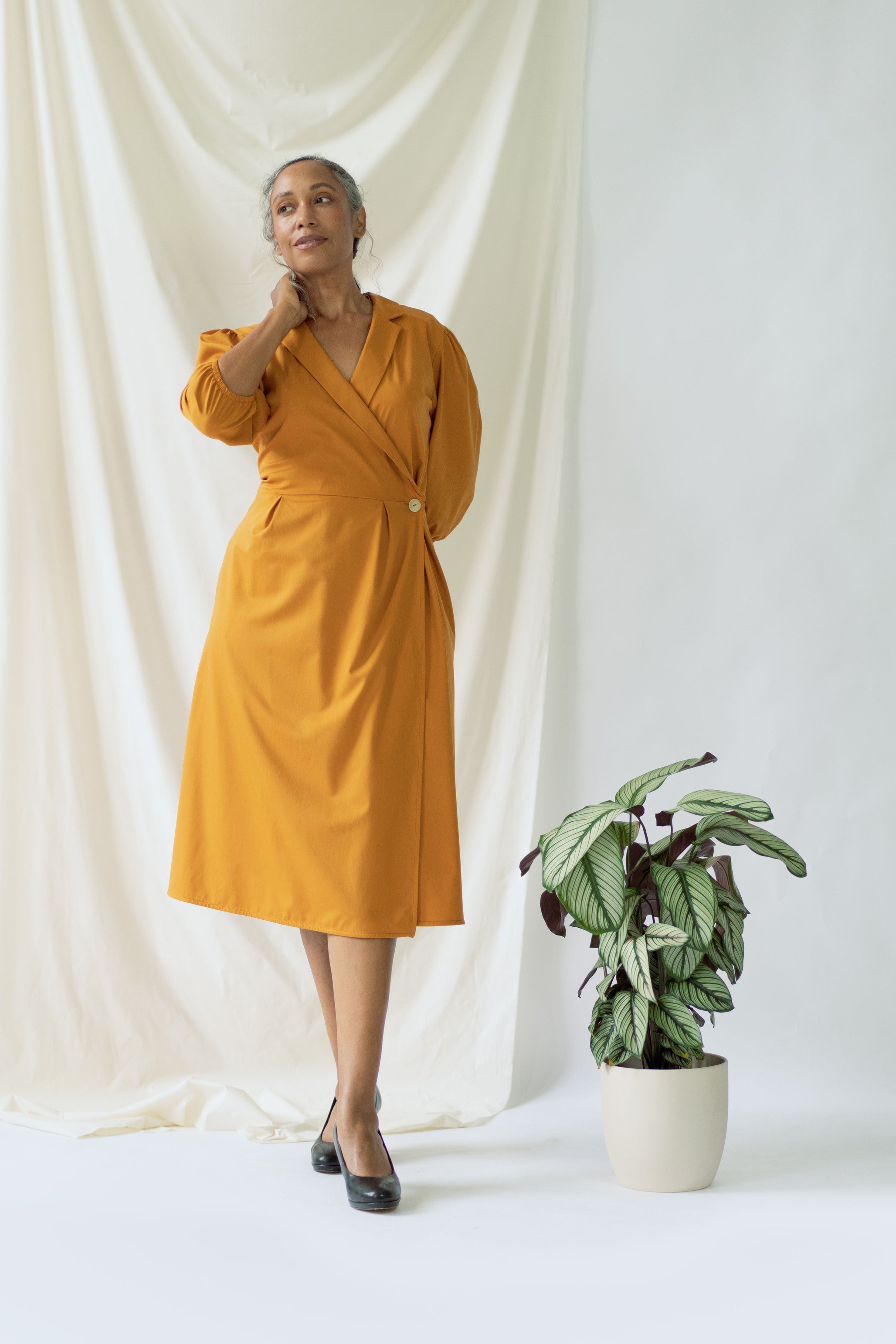 ayani-isabel-wickelkleid-mit-ballon-rmeln-in-safran image 3