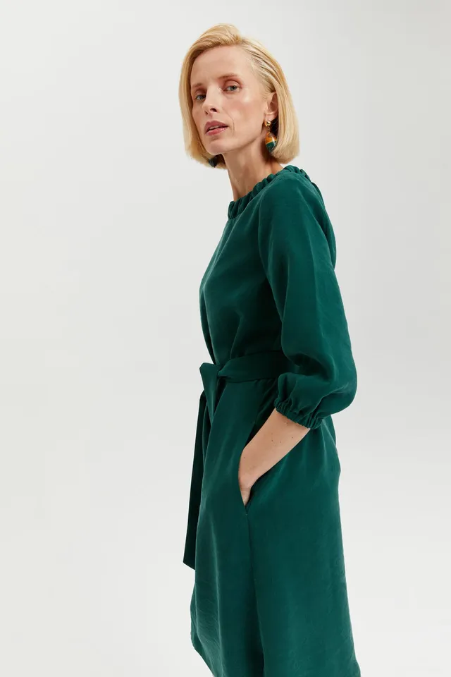 ayani-celine-elegantes-g-rtelkleid-mit-ausschnitt-element-in-forest-green image 1