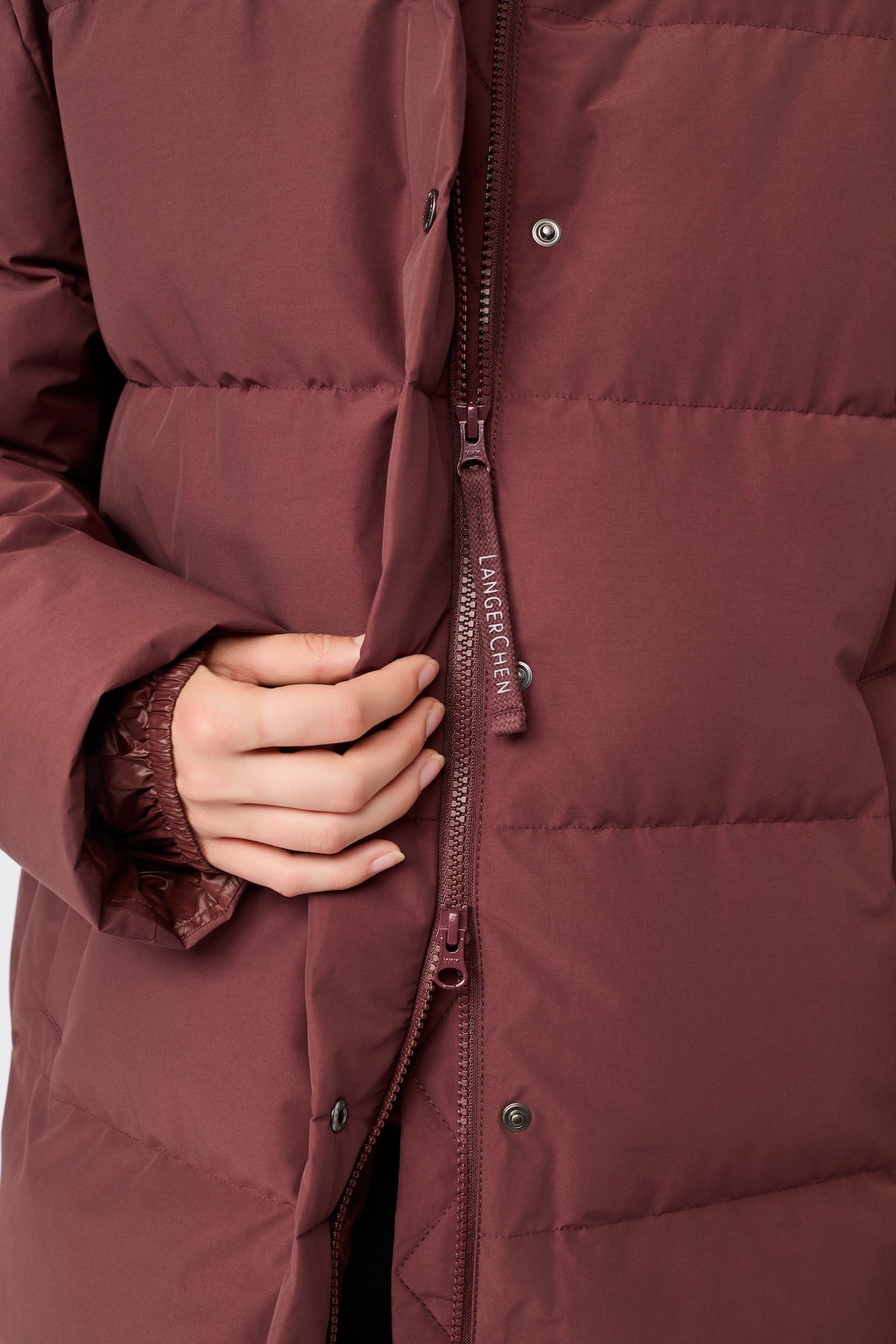 langerchen-jacke-mit-stehkragen-aus-eco-daune-kurze-jacke-burgundy image 6