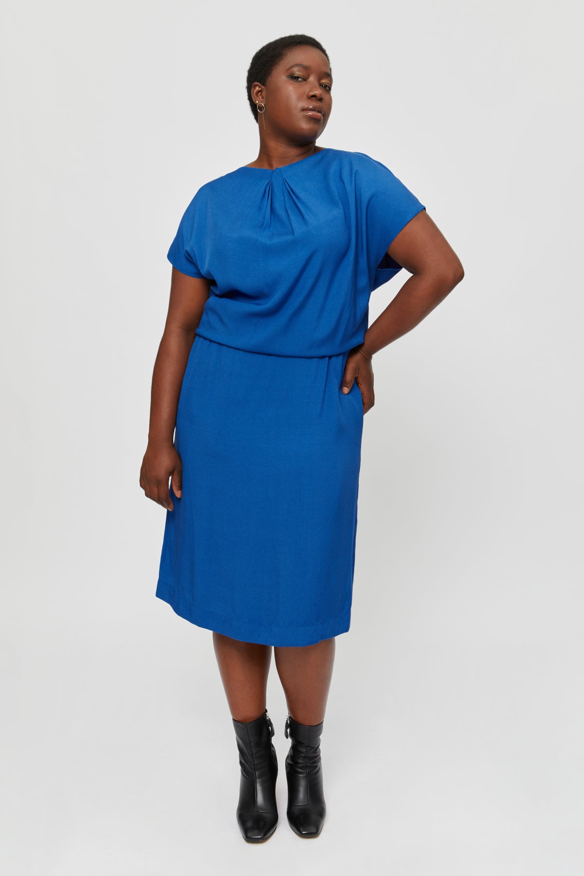 ayani-amy-midi-kleid-mit-bleistiftrock-in-classic-blue image 2