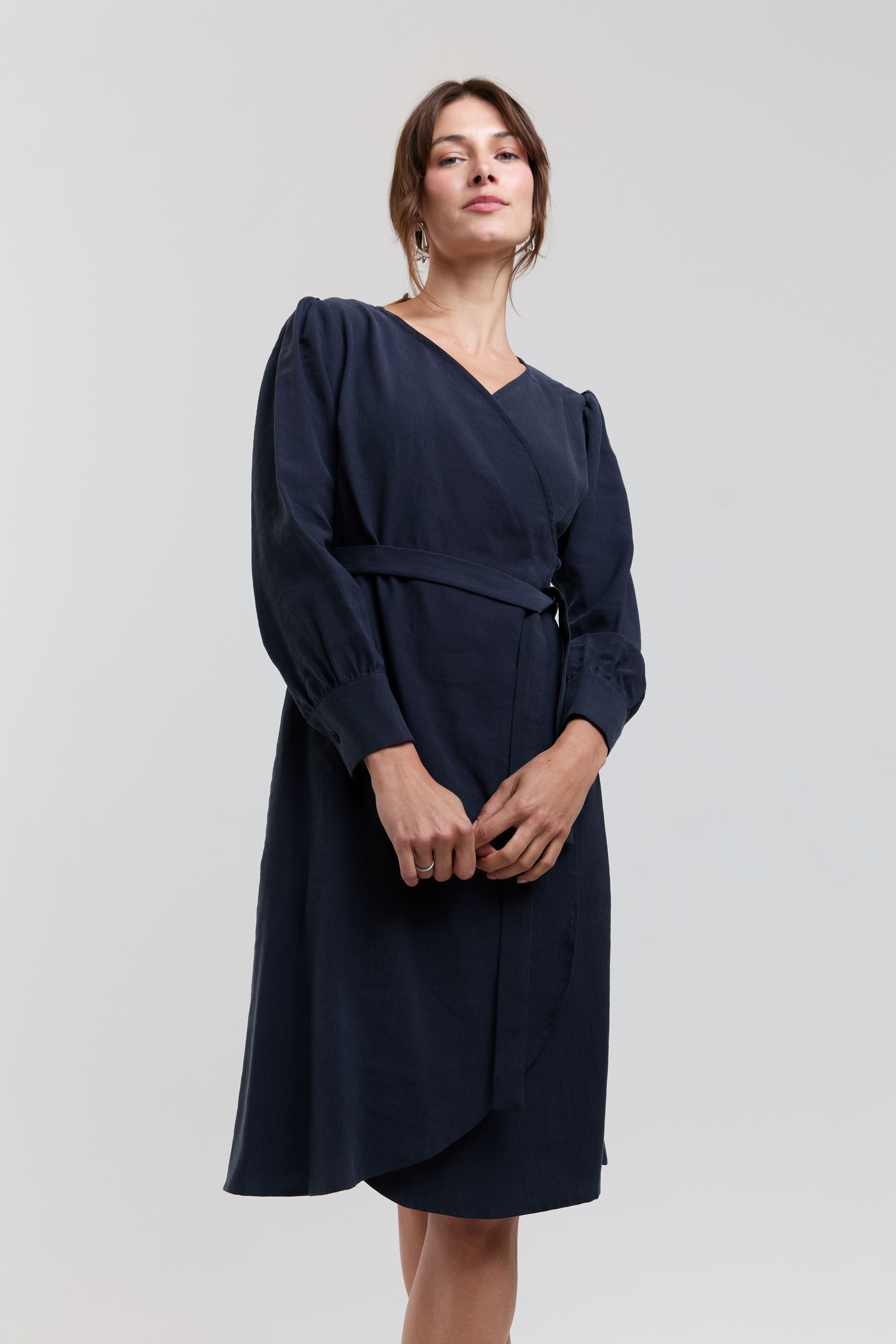 ayani-sophie-wickel-kleid-mit-puff-rmeln-und-taillenband-in-dunkelblau image 2