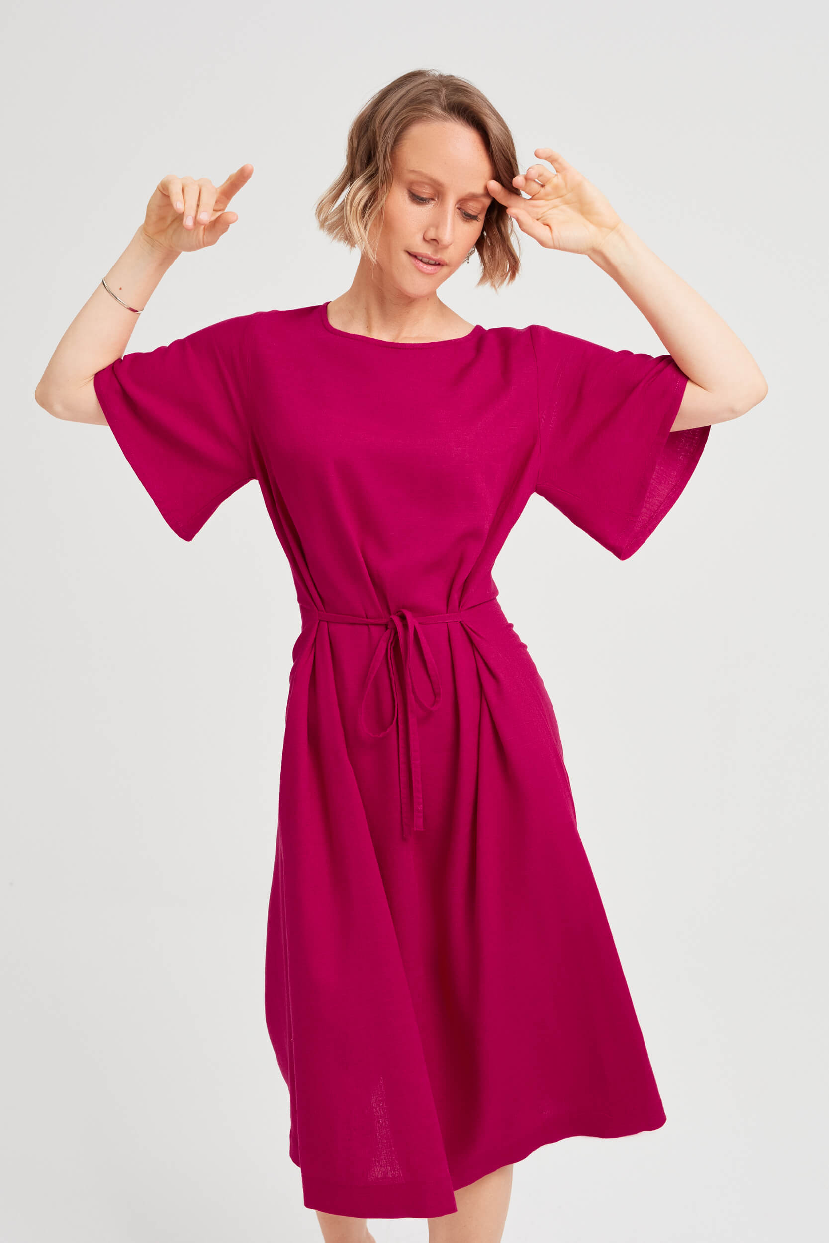 ayani-nika-rundhals-kleid-mit-schmetterlings-rmeln-in-kirschrot image 5