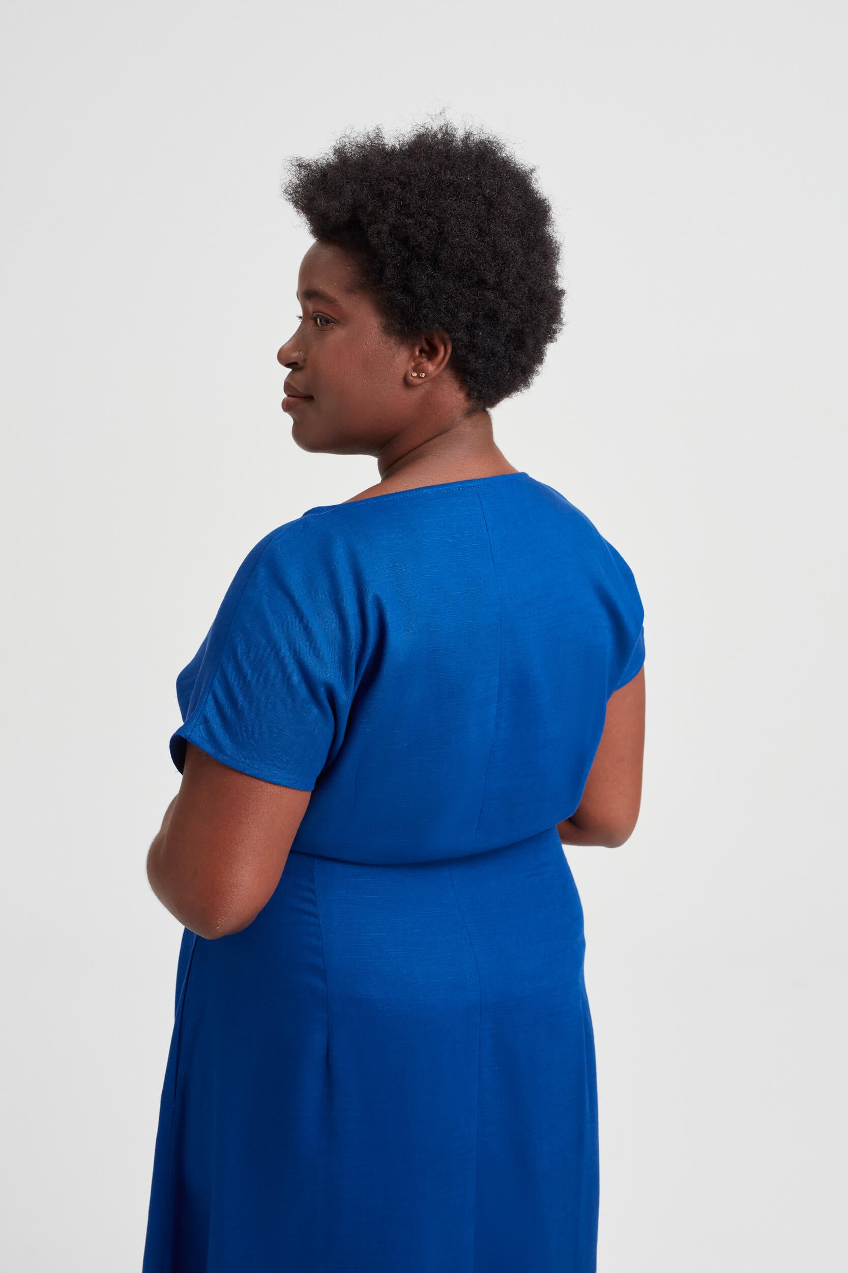 ayani-sati-midi-kleid-mit-bootsausschnitt-in-ozeanblau image 7