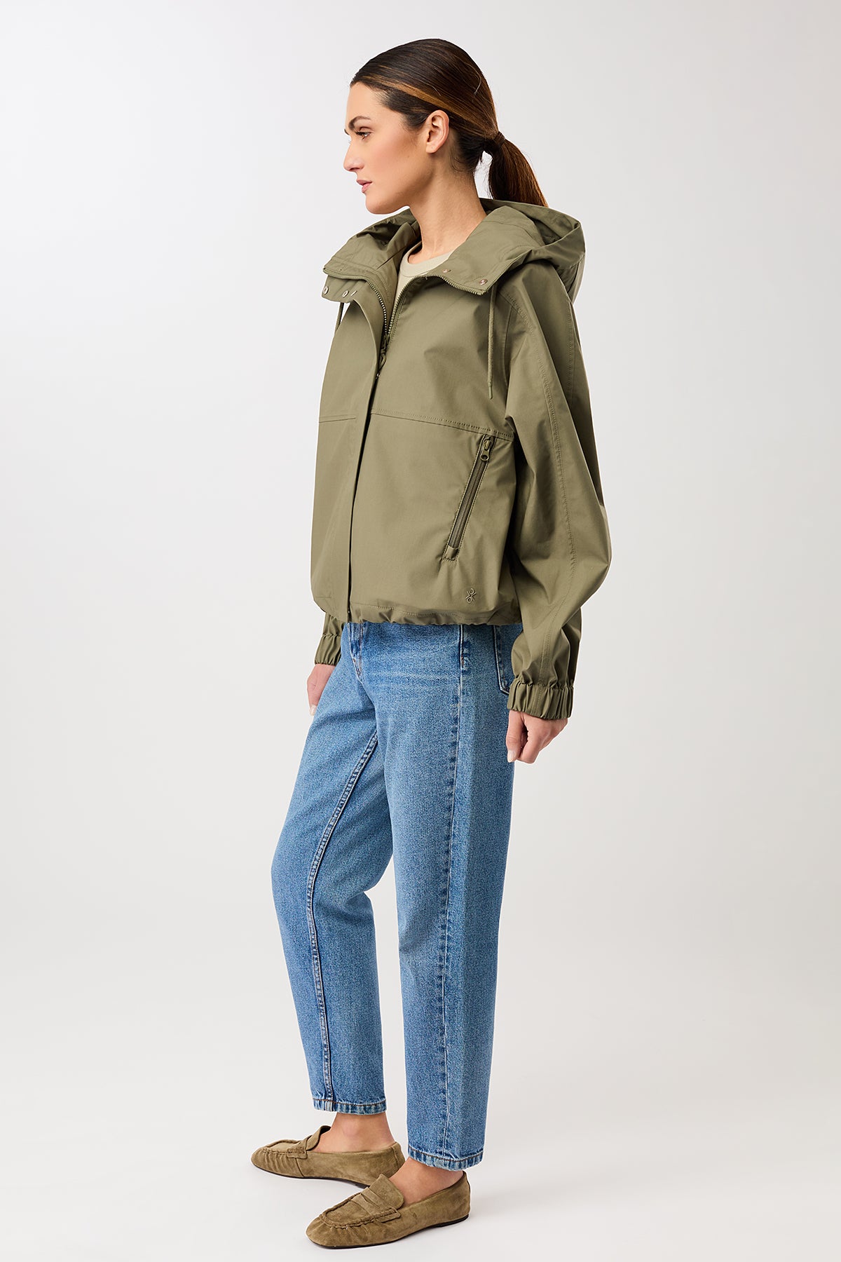 langerchen-kurze-regenjacke-mit-rei-verschlusstasche-stone-moss image 2