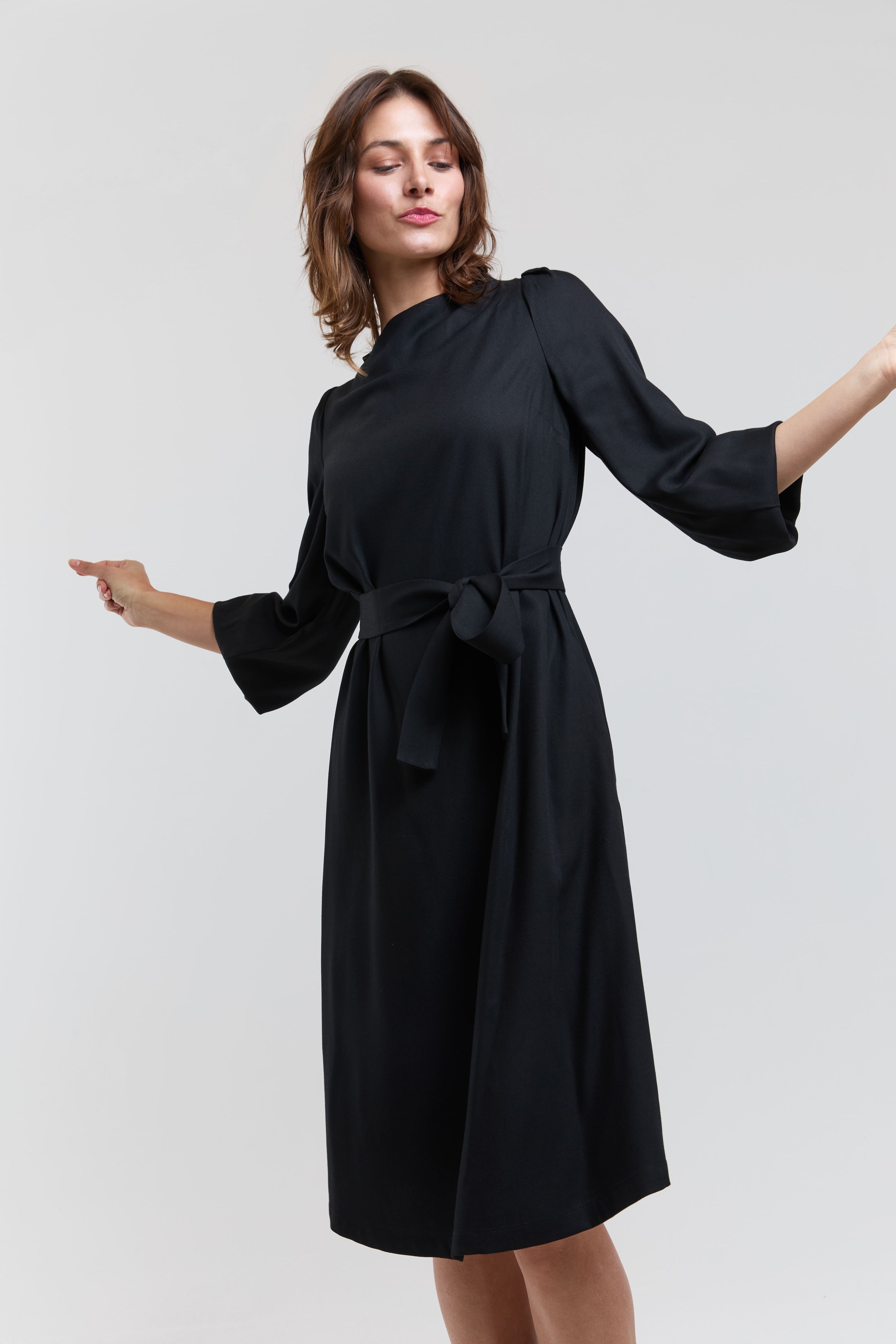 ayani-mia-g-rtelkleid-mit-plissee-rmeln-und-stehkragen-in-schwarz image 2