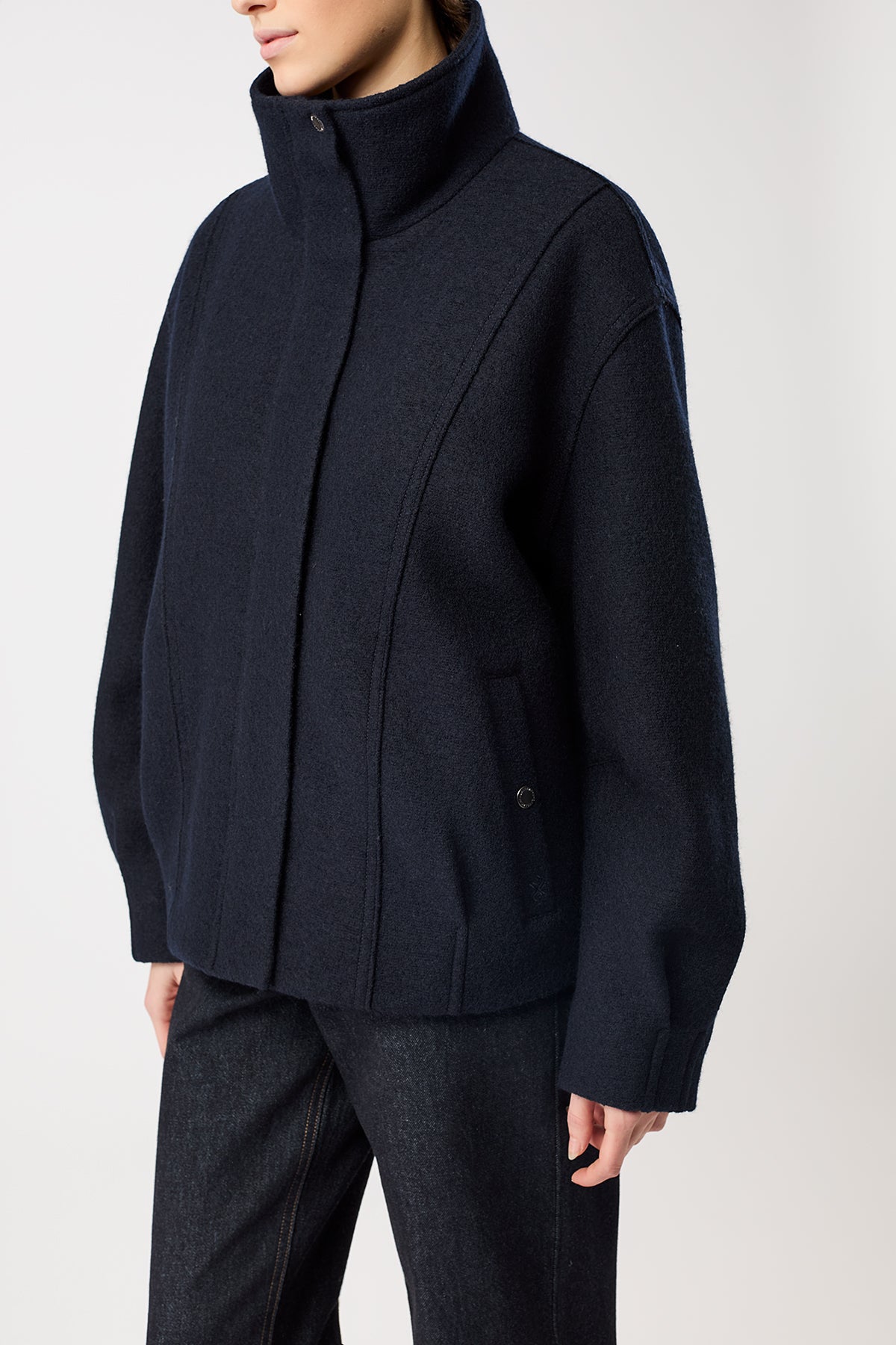 langerchen-navy-oversize-blouson-wattiert-bomber-aus-bio-wolle image 3
