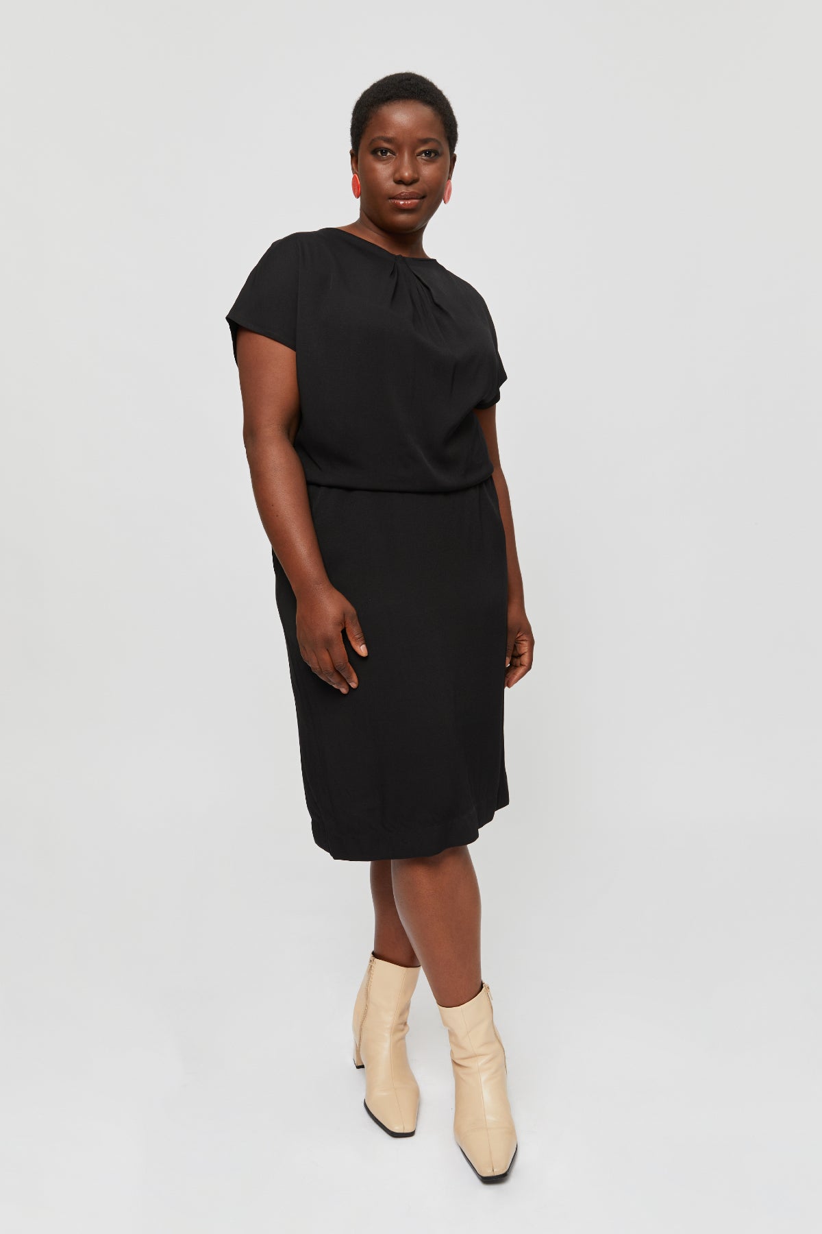 ayani-amy-midi-kleid-mit-bleistiftrock-und-ausschnitt-detail-in-schwarz image 3