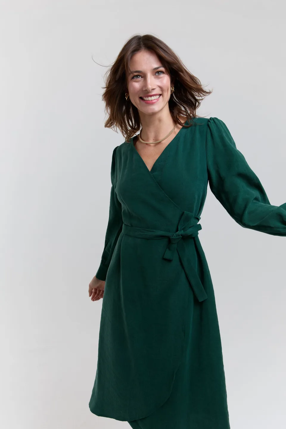 ayani-sophie-wickelkleid-mit-puff-rmeln-und-bindeg-rtel-in-forest-green image 1