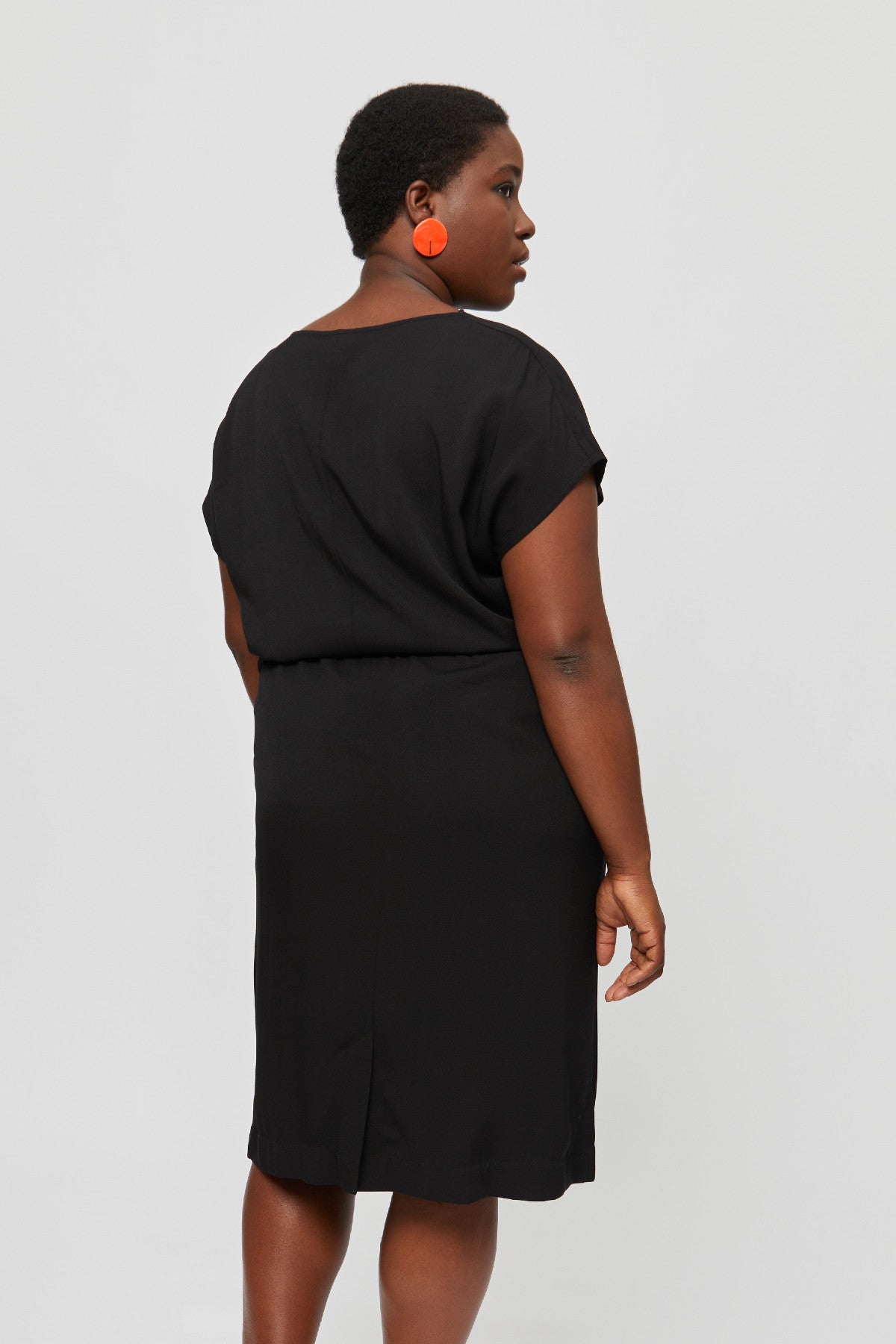 ayani-amy-midi-kleid-mit-bleistiftrock-und-ausschnitt-detail-in-schwarz image 6