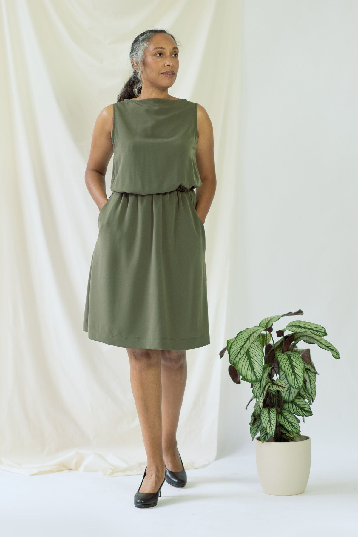 ayani-bella-rmelloses-drapiertes-kleid-in-olivegr-n image 4