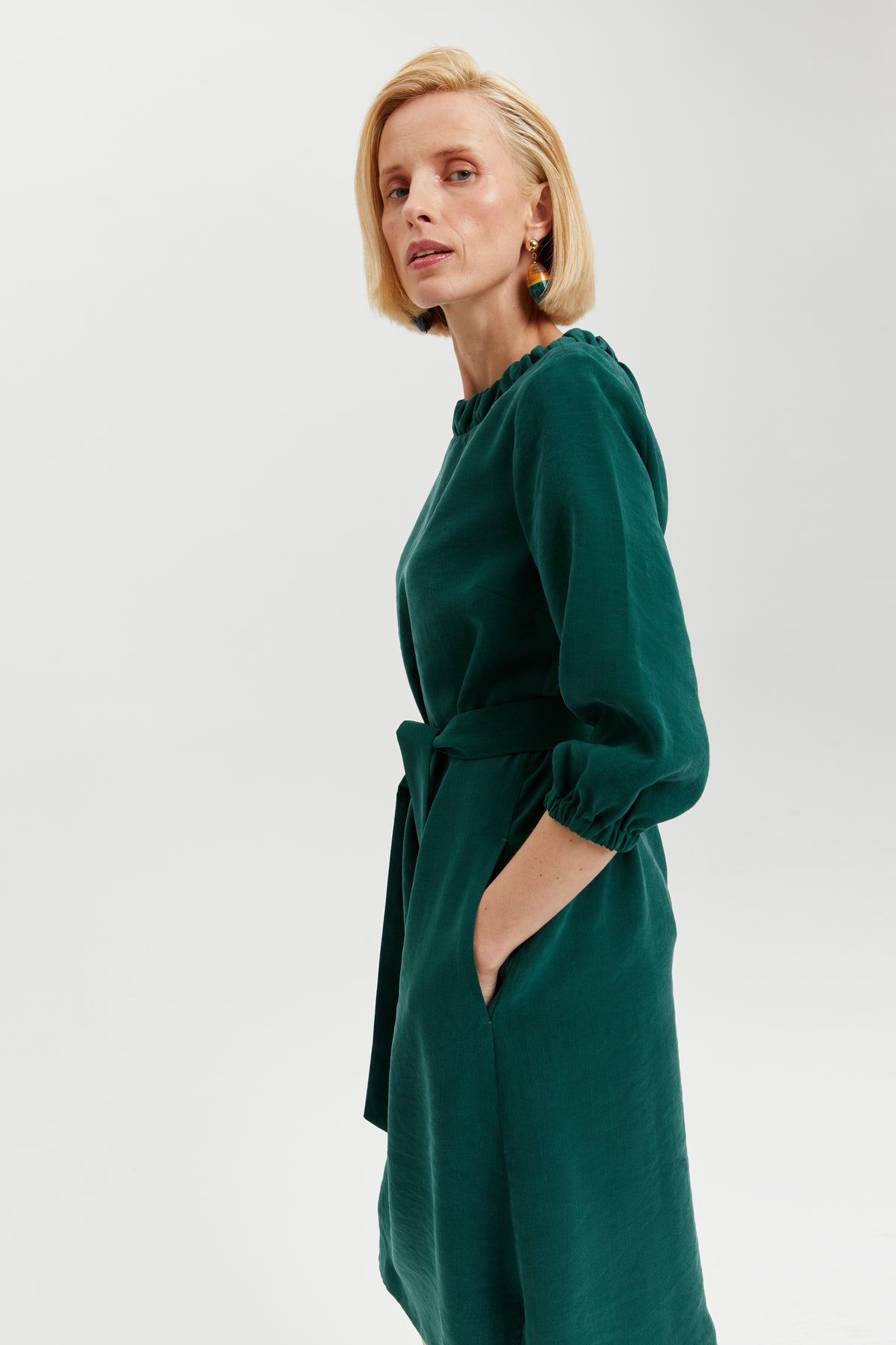 ayani-celine-elegantes-g-rtelkleid-mit-ausschnitt-element-in-forest-green image 1