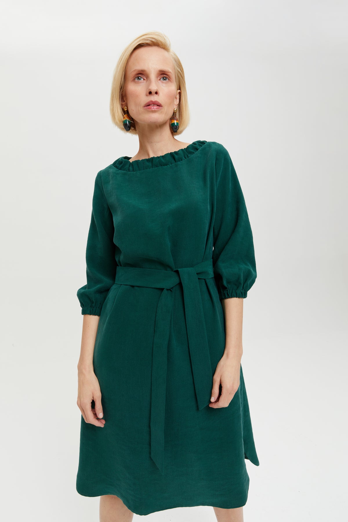 ayani-celine-elegantes-g-rtelkleid-mit-ausschnitt-element-in-forest-green image 3