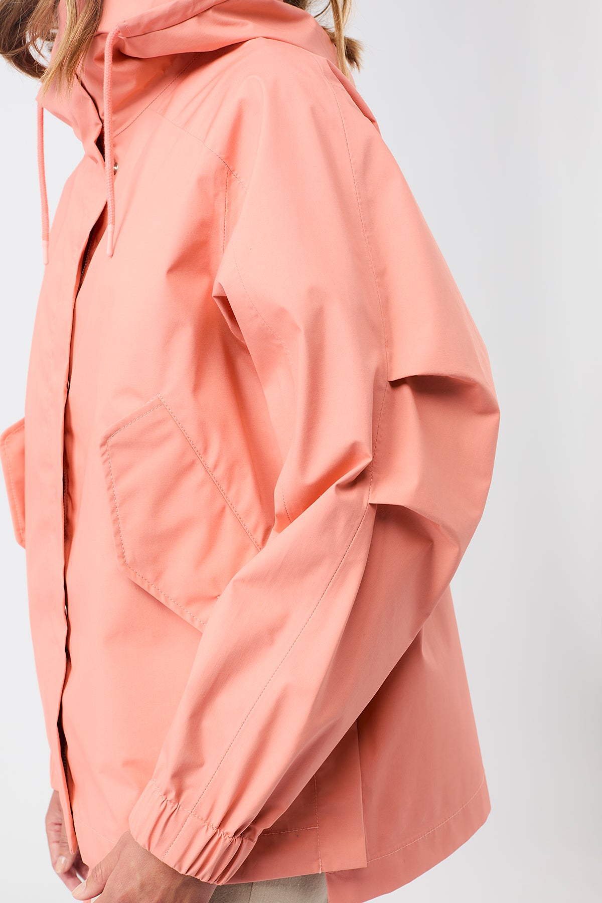 langerchen-kapuzenjacke-mit-falten-am-arm-kurze-jacke-in-frangipani image 6