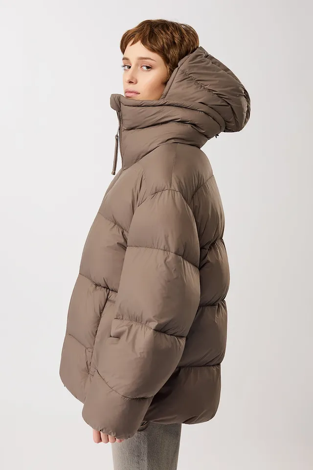 langerchen-steppjacke-mit-kragen-und-abnehmbarer-kapuze-in-concrete image 1
