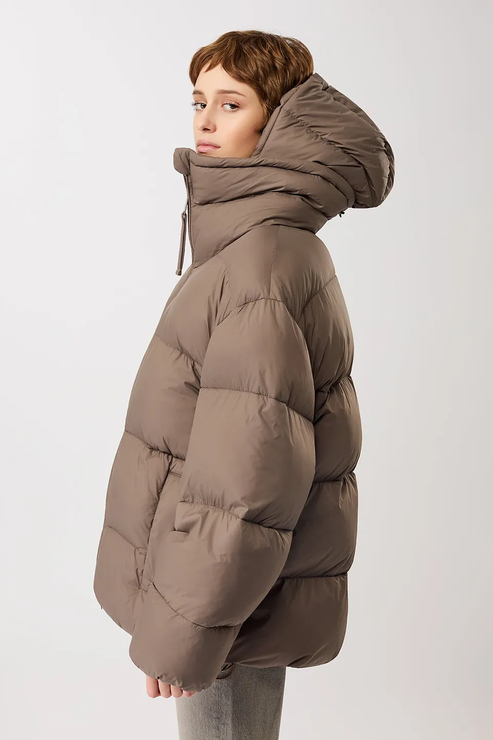 langerchen-steppjacke-mit-kragen-und-abnehmbarer-kapuze-in-concrete image 1