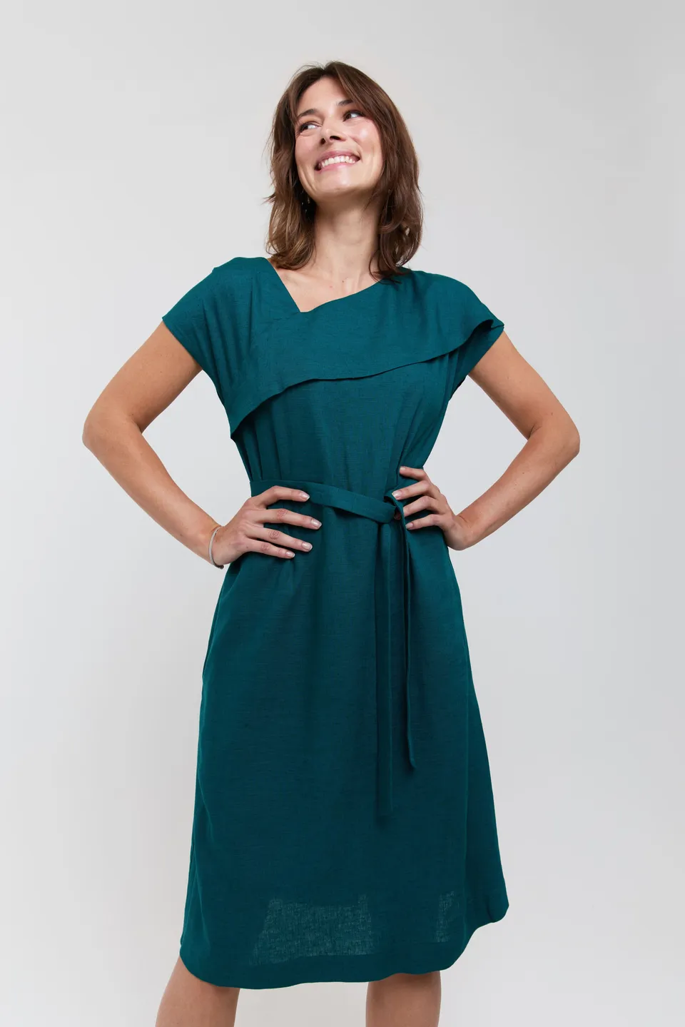 ayani-daniela-elegantes-midi-kleid-mit-r-schen-ausschnitt-in-gr-n image 1