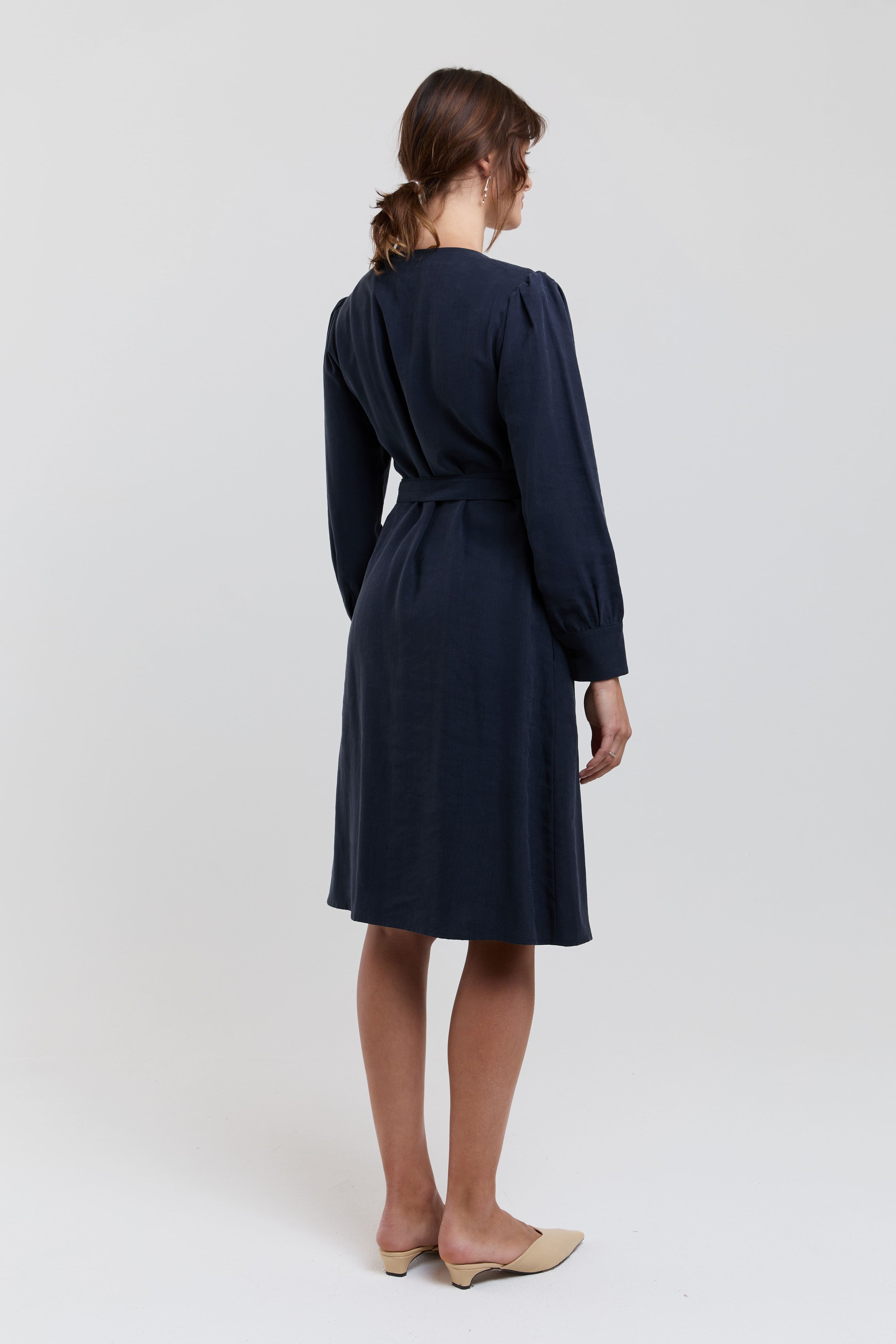 ayani-sophie-wickel-kleid-mit-puff-rmeln-und-taillenband-in-dunkelblau image 7