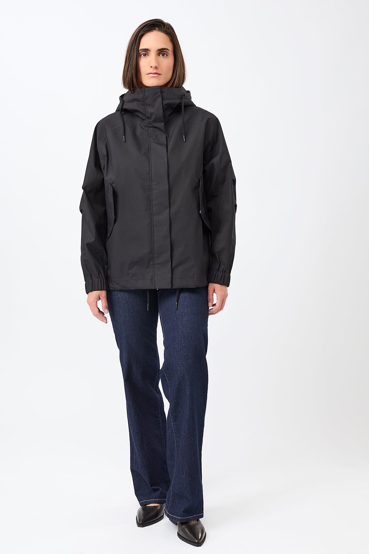 langerchen-kapuzenjacke-mit-falten-am-arm-in-black image 5