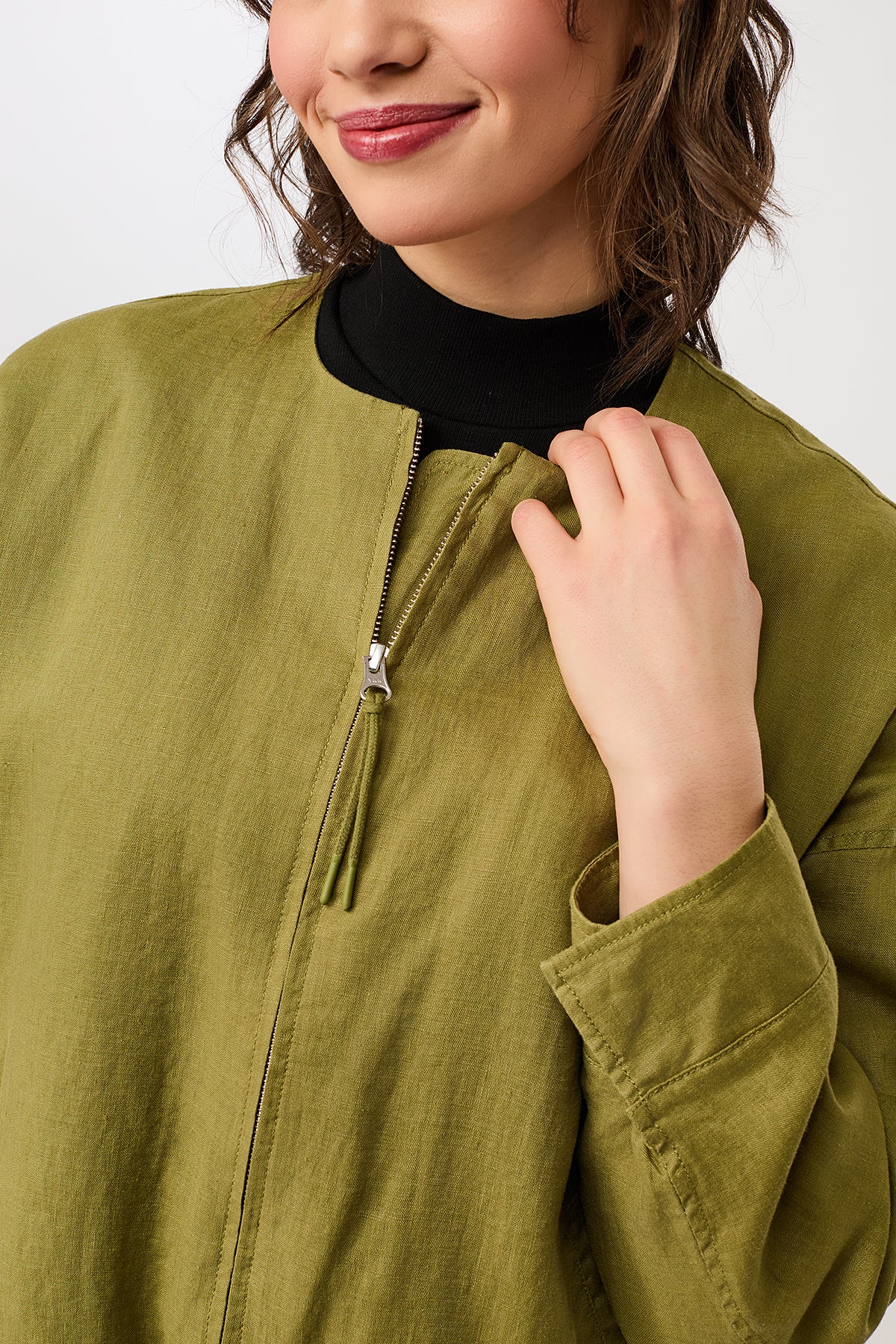 langerchen-rundhals-bomberjacke-mit-leistentasche-green-olive image 5