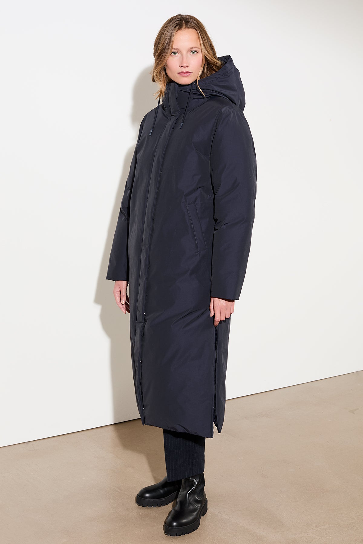 langerchen-langer-mantel-aus-eco-daune-mit-kapuze-navy-blau image 3