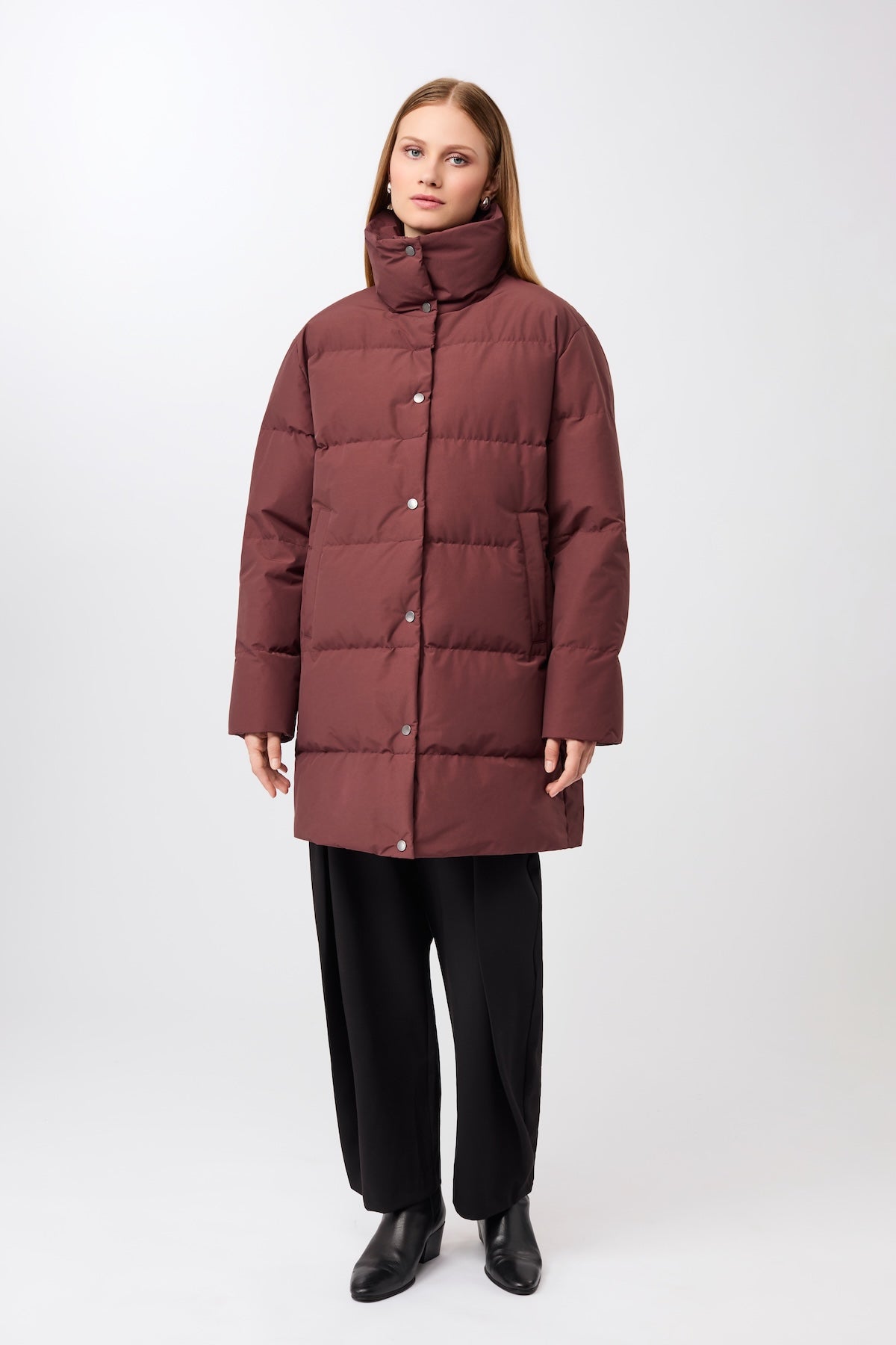 langerchen-jacke-mit-stehkragen-aus-eco-daune-kurze-jacke-burgundy image 4