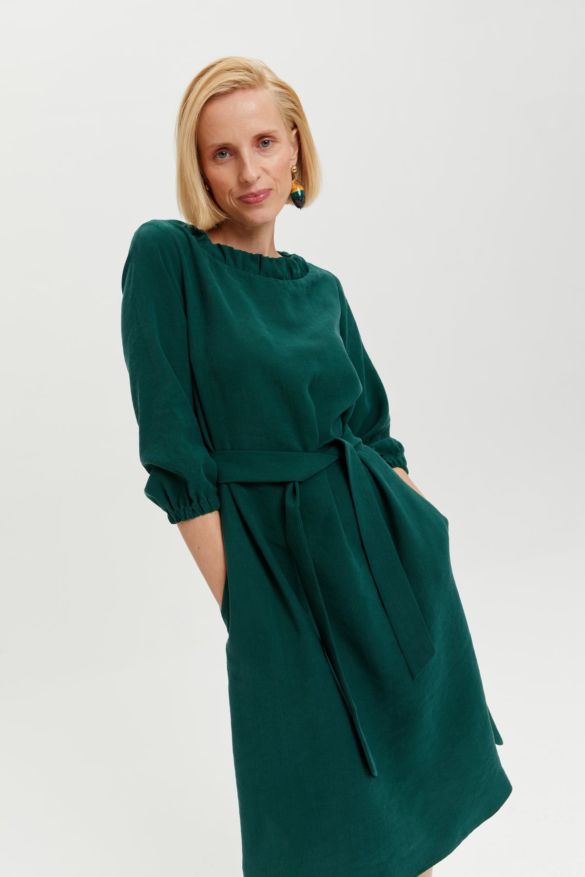 ayani-celine-elegantes-g-rtelkleid-mit-ausschnitt-element-in-forest-green image 2