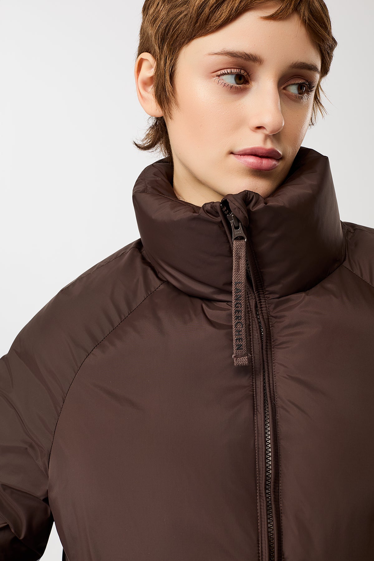 langerchen-lightweight-jacke-aus-eco-daune-kurze-jacke-coffee-braun image 4