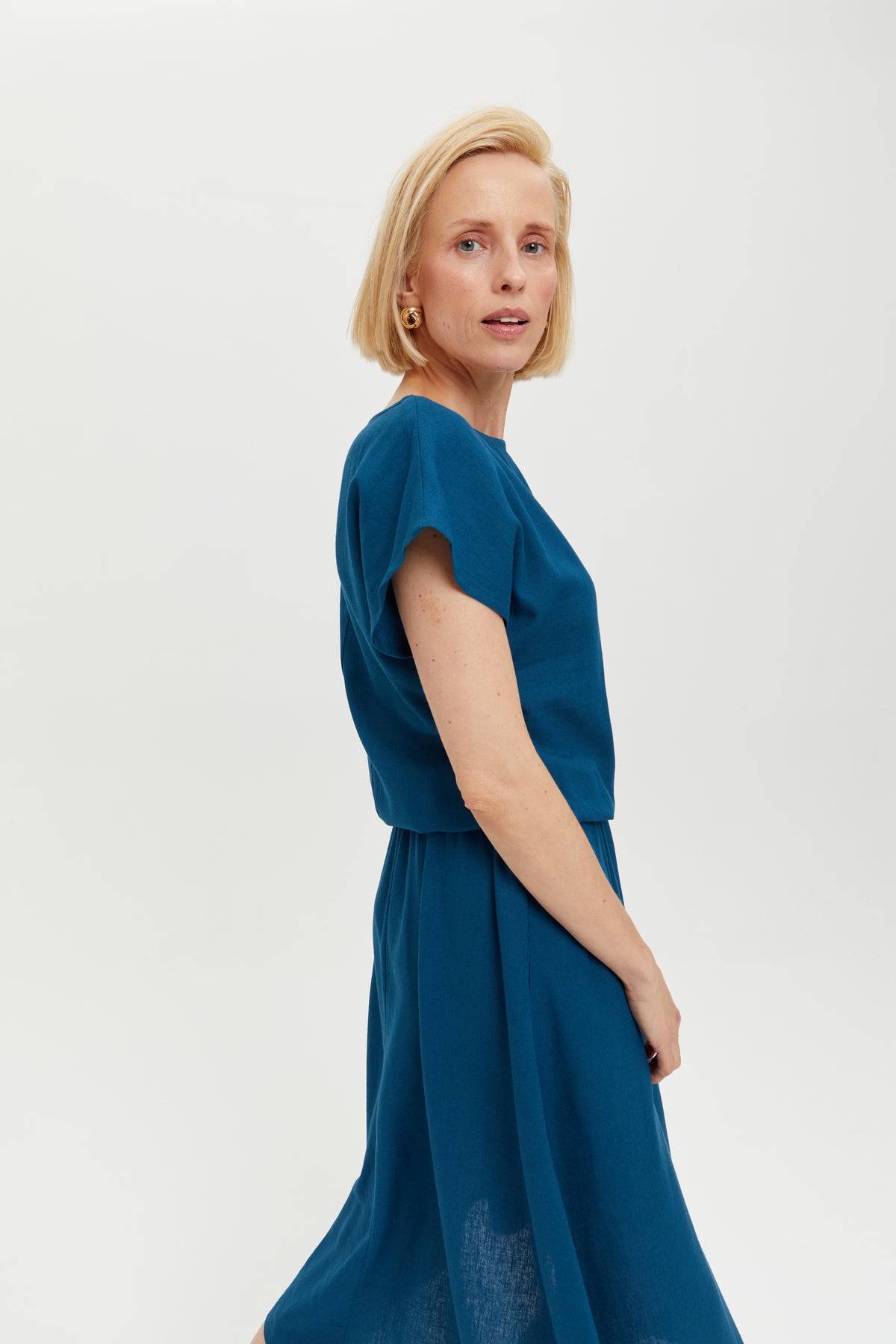 ayani-nane-leinen-kleid-mit-kurzarm-in-petrol-blau image 4