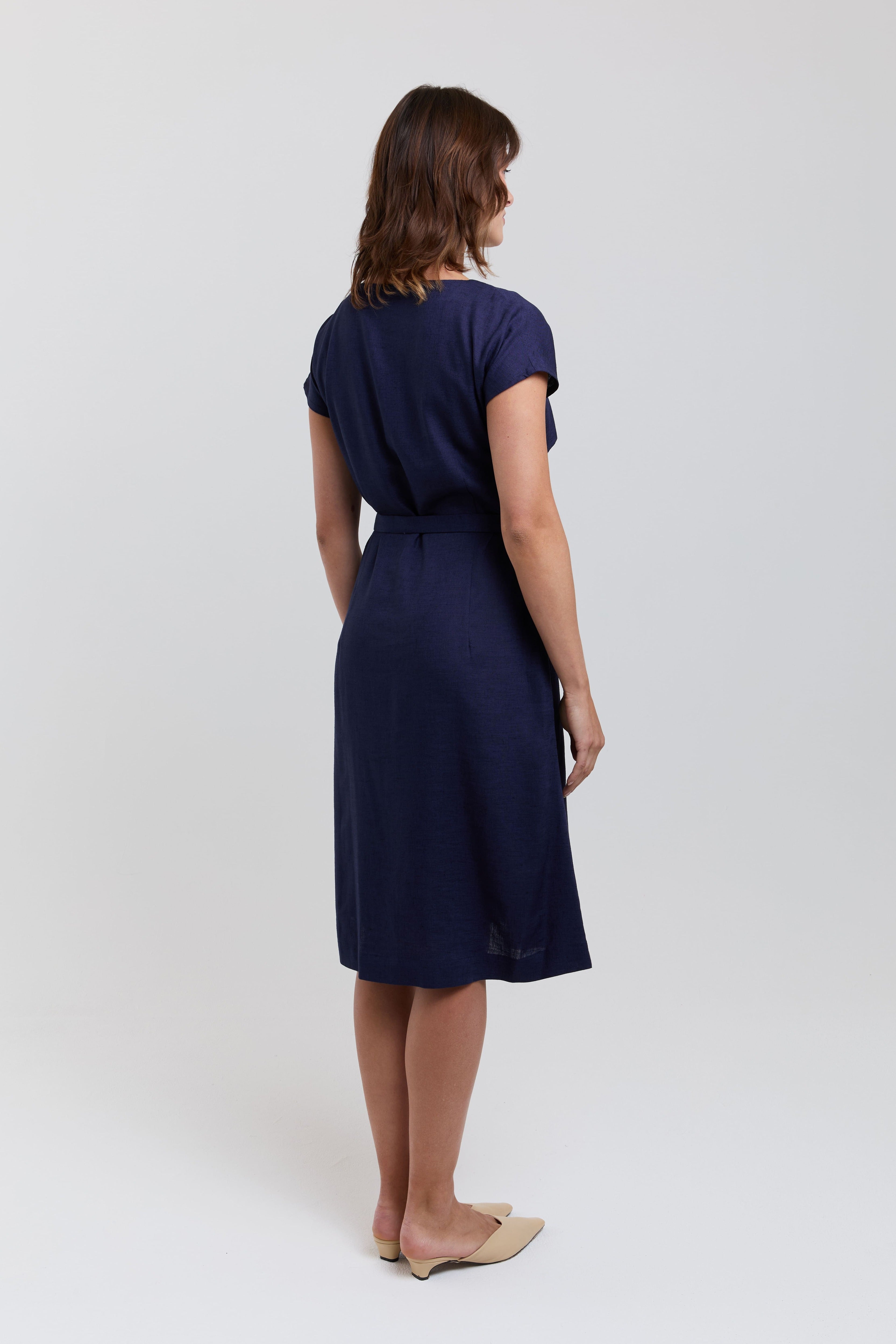 ayani-daniela-midi-kleid-mit-r-schen-ausschnitt-in-dunkelblau image 5