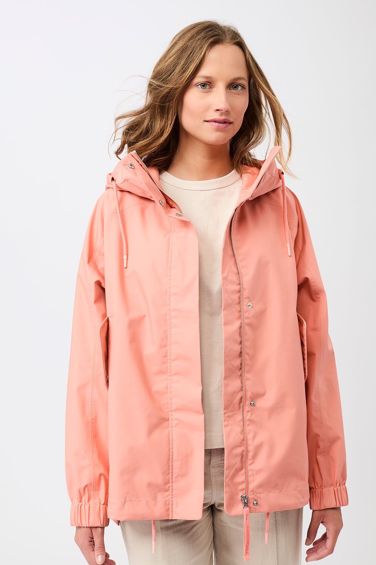 langerchen-kapuzenjacke-mit-falten-am-arm-kurze-jacke-in-frangipani image 4