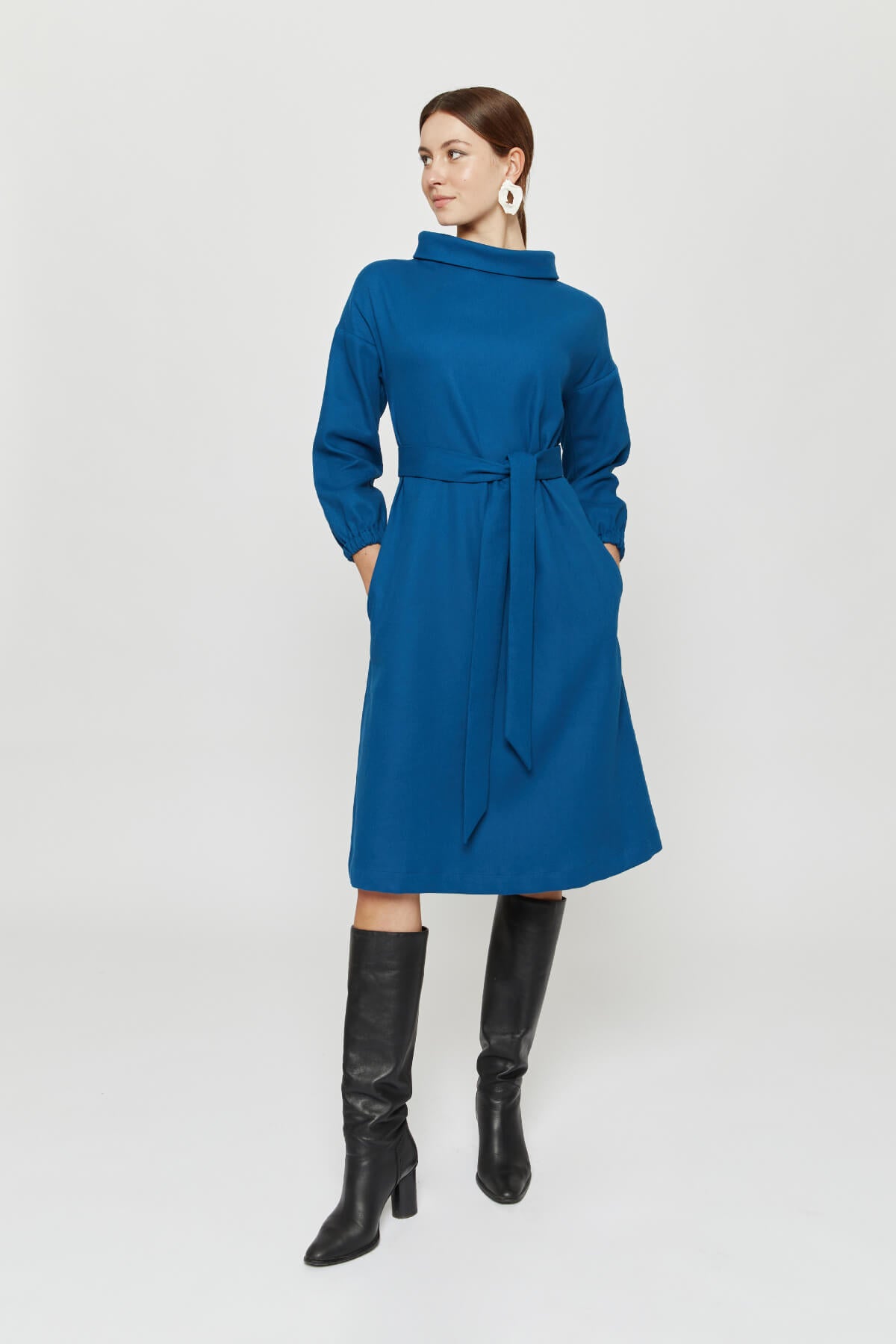 ayani-amalia-midi-winterkleid-mit-hohem-rundhals-in-petrolblau image 1