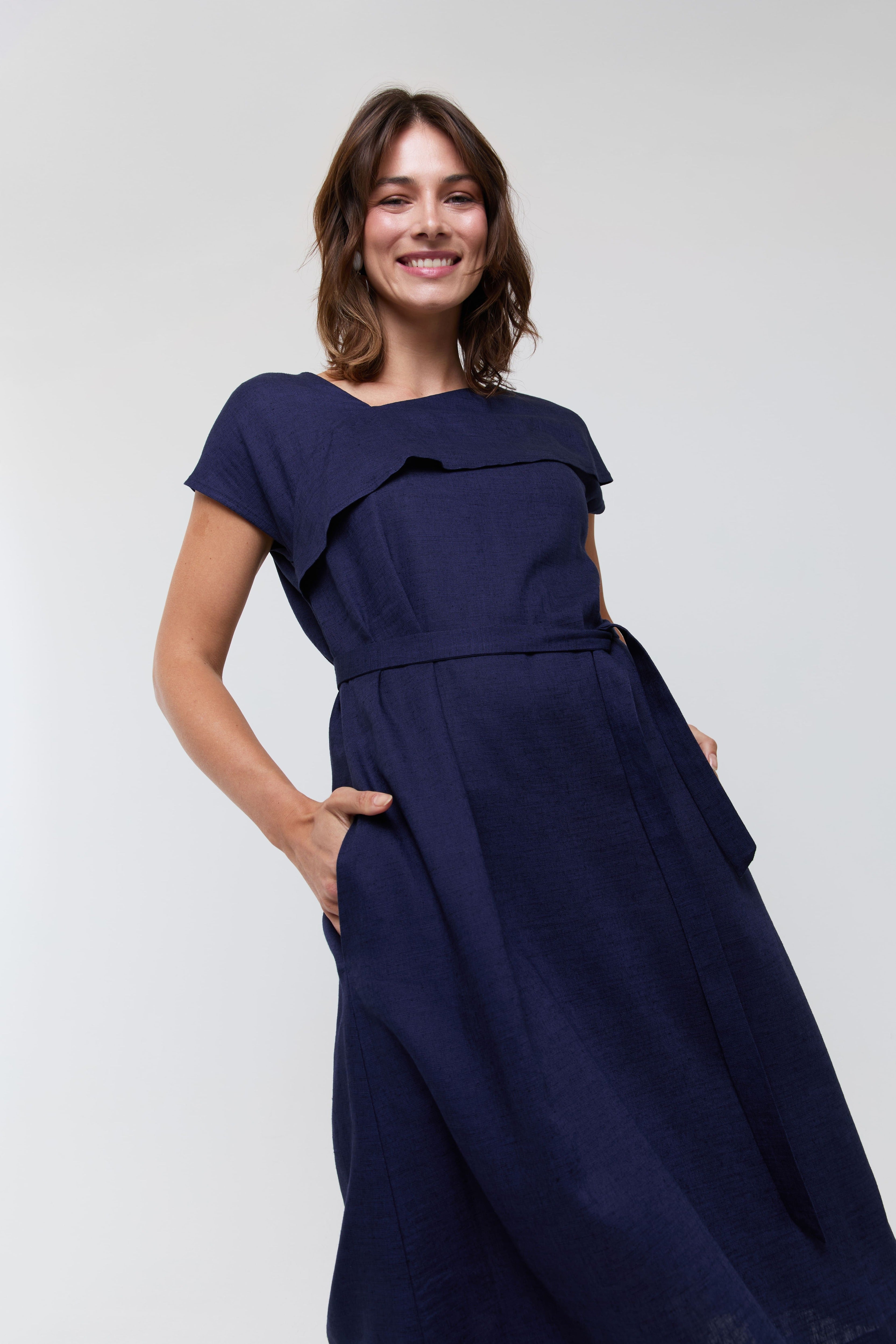 ayani-daniela-midi-kleid-mit-r-schen-ausschnitt-in-dunkelblau image 4