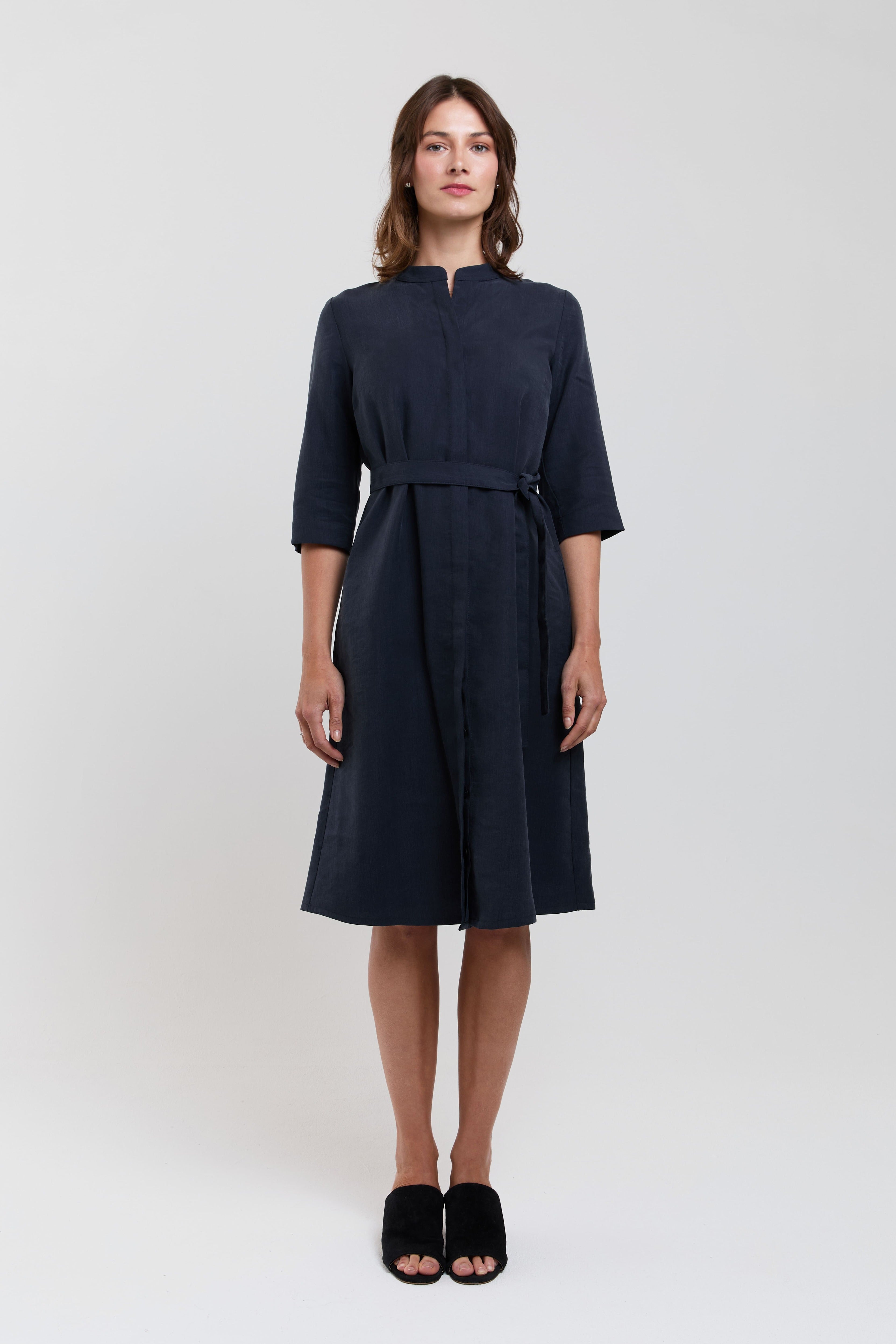 ayani-anne-hemd-kleid-in-dunkelblau-aus-tencel image 2