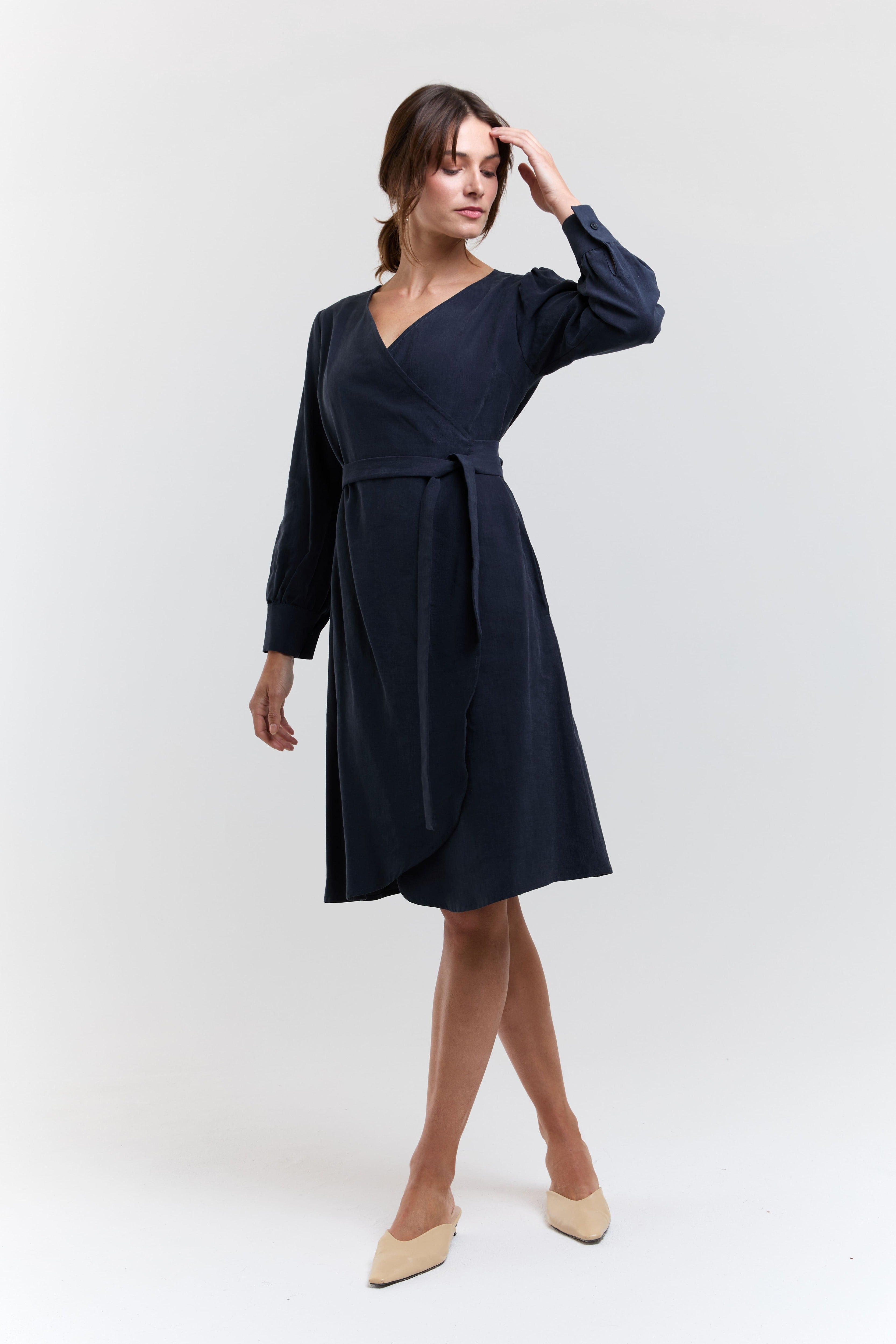 ayani-sophie-wickel-kleid-mit-puff-rmeln-und-taillenband-in-dunkelblau image 5