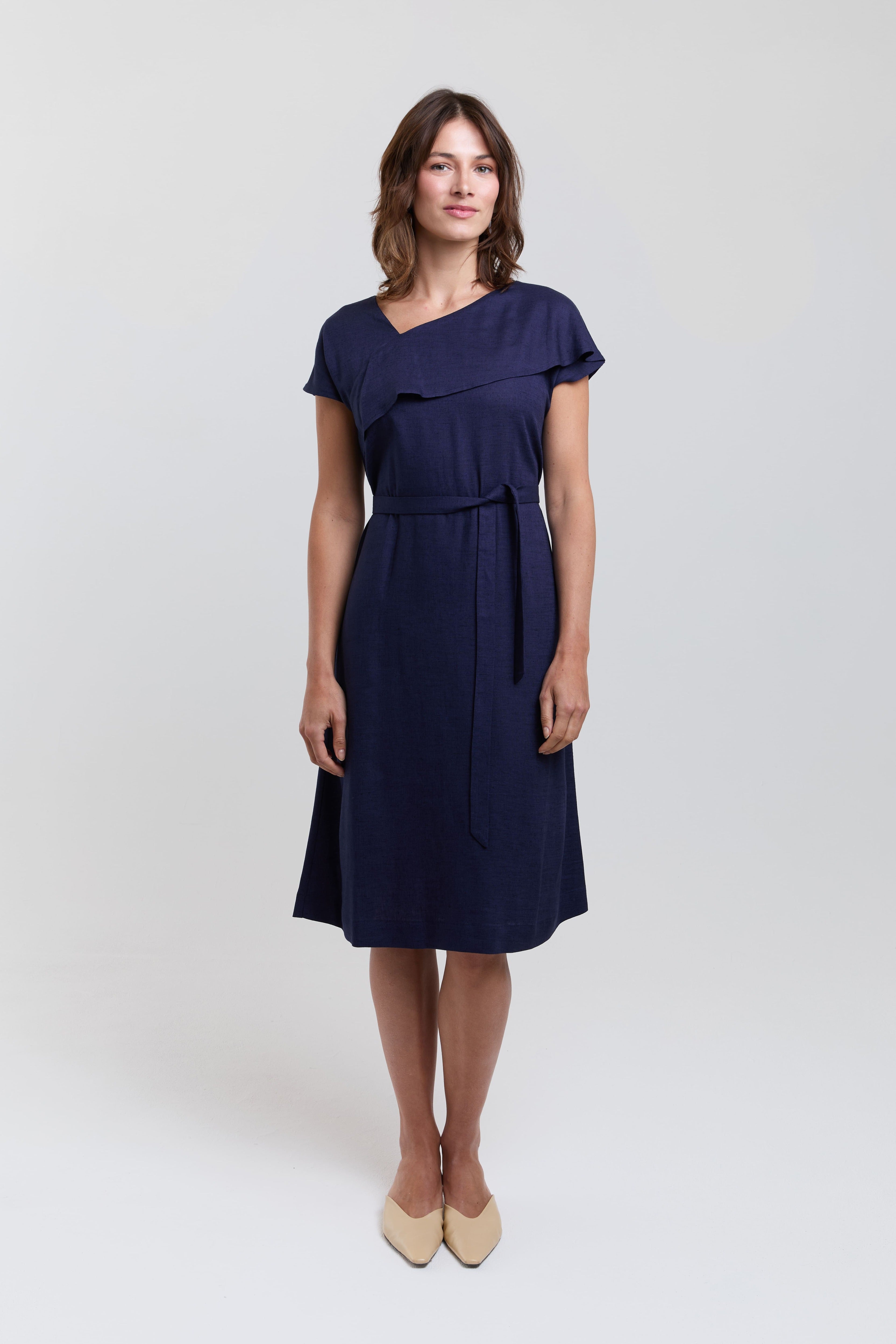 ayani-daniela-midi-kleid-mit-r-schen-ausschnitt-in-dunkelblau image 1