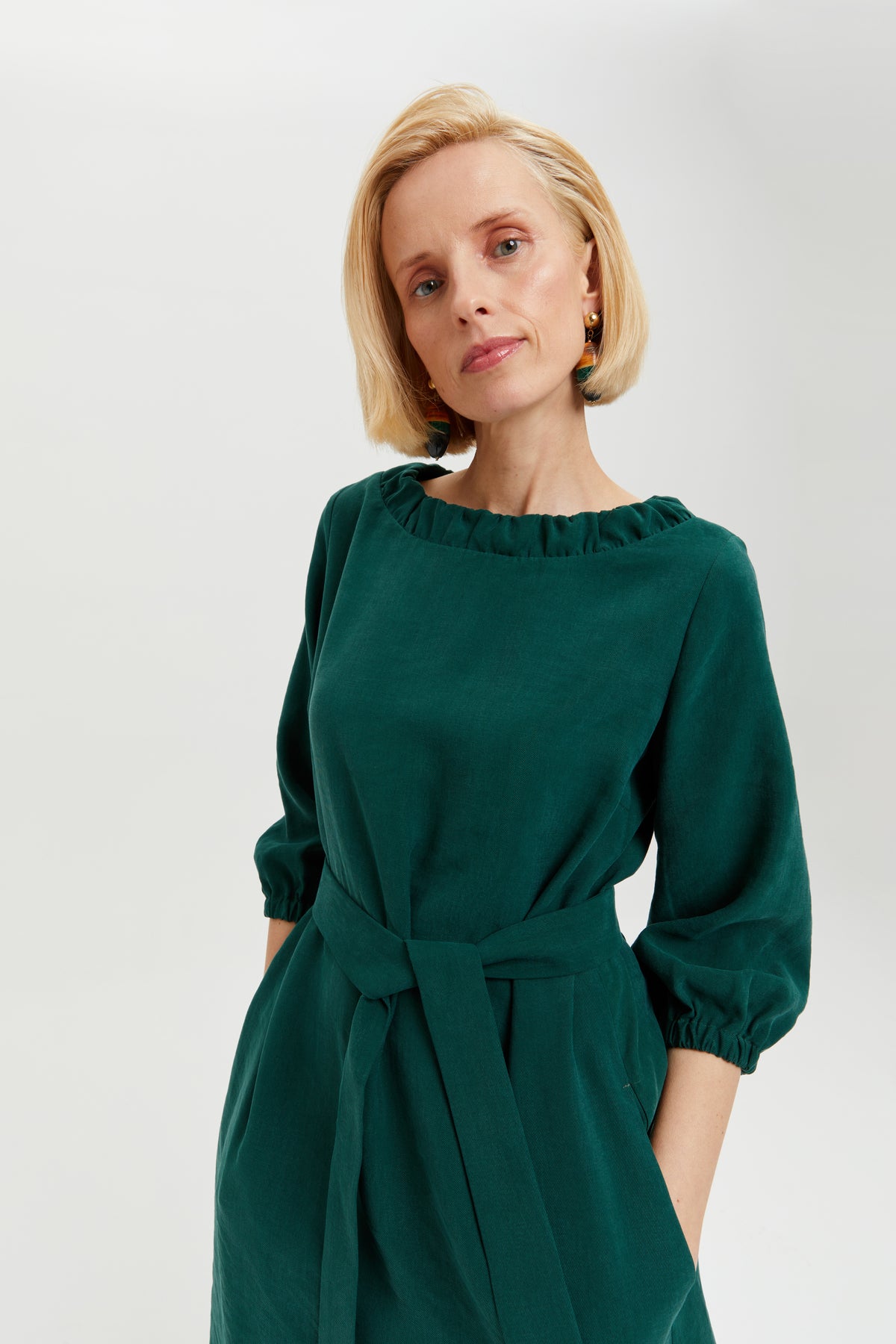 ayani-celine-elegantes-g-rtelkleid-mit-ausschnitt-element-in-forest-green image 5