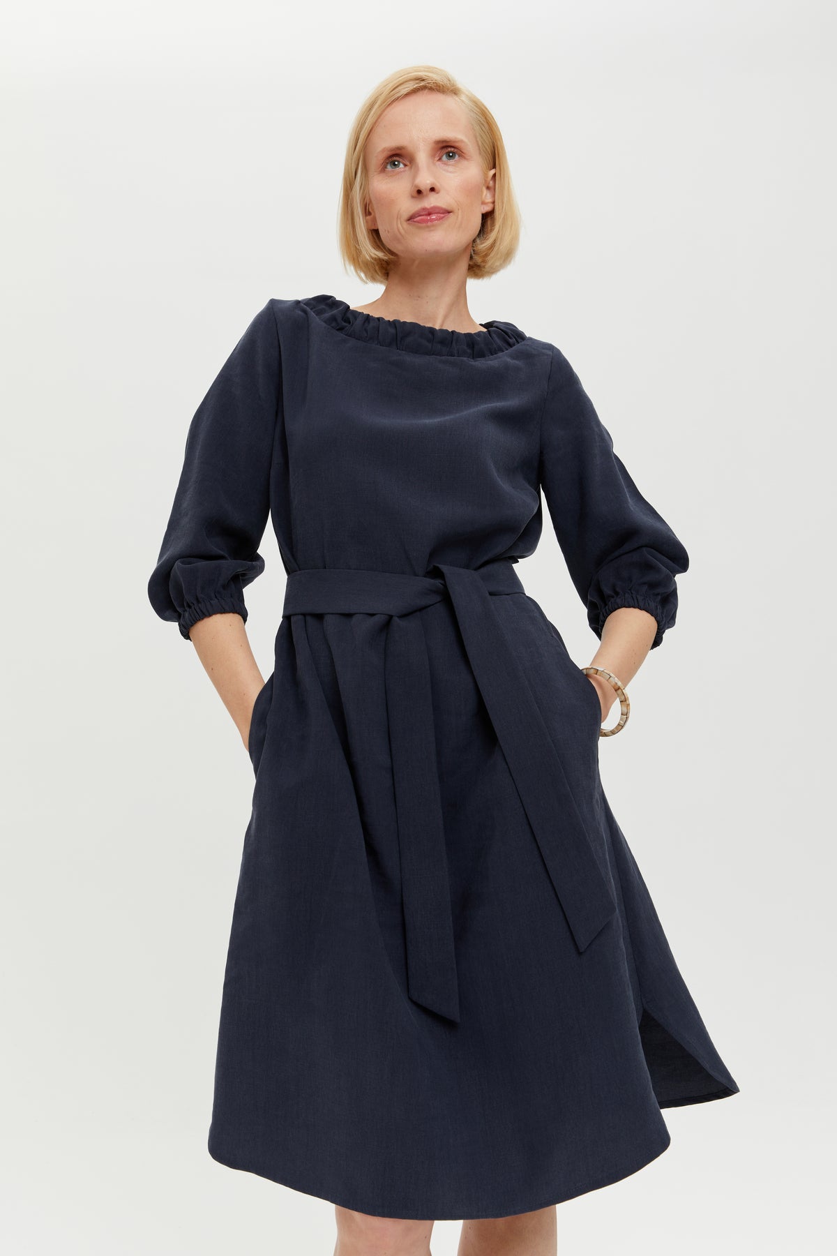 ayani-celine-elegantes-g-rtelkleid-mit-halsausschnitt-element-in-dunkelblau image 2