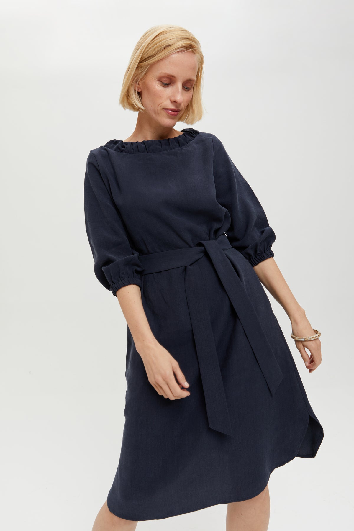 ayani-celine-elegantes-g-rtelkleid-mit-halsausschnitt-element-in-dunkelblau image 1