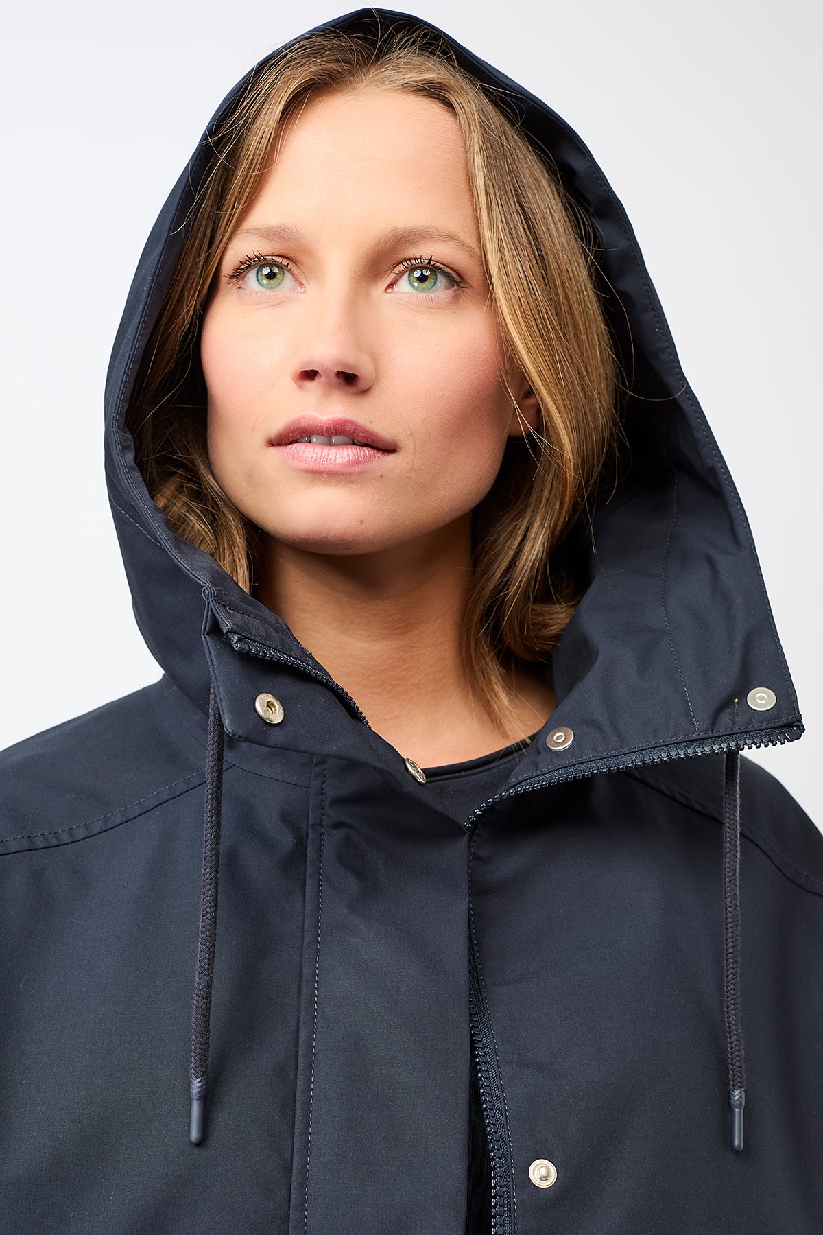 langerchen-kurze-regenjacke-mit-rei-verschlusstasche-navy-regenjacke image 5