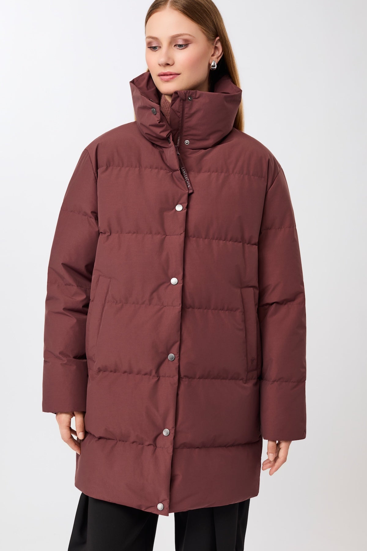 langerchen-jacke-mit-stehkragen-aus-eco-daune-kurze-jacke-burgundy image 1