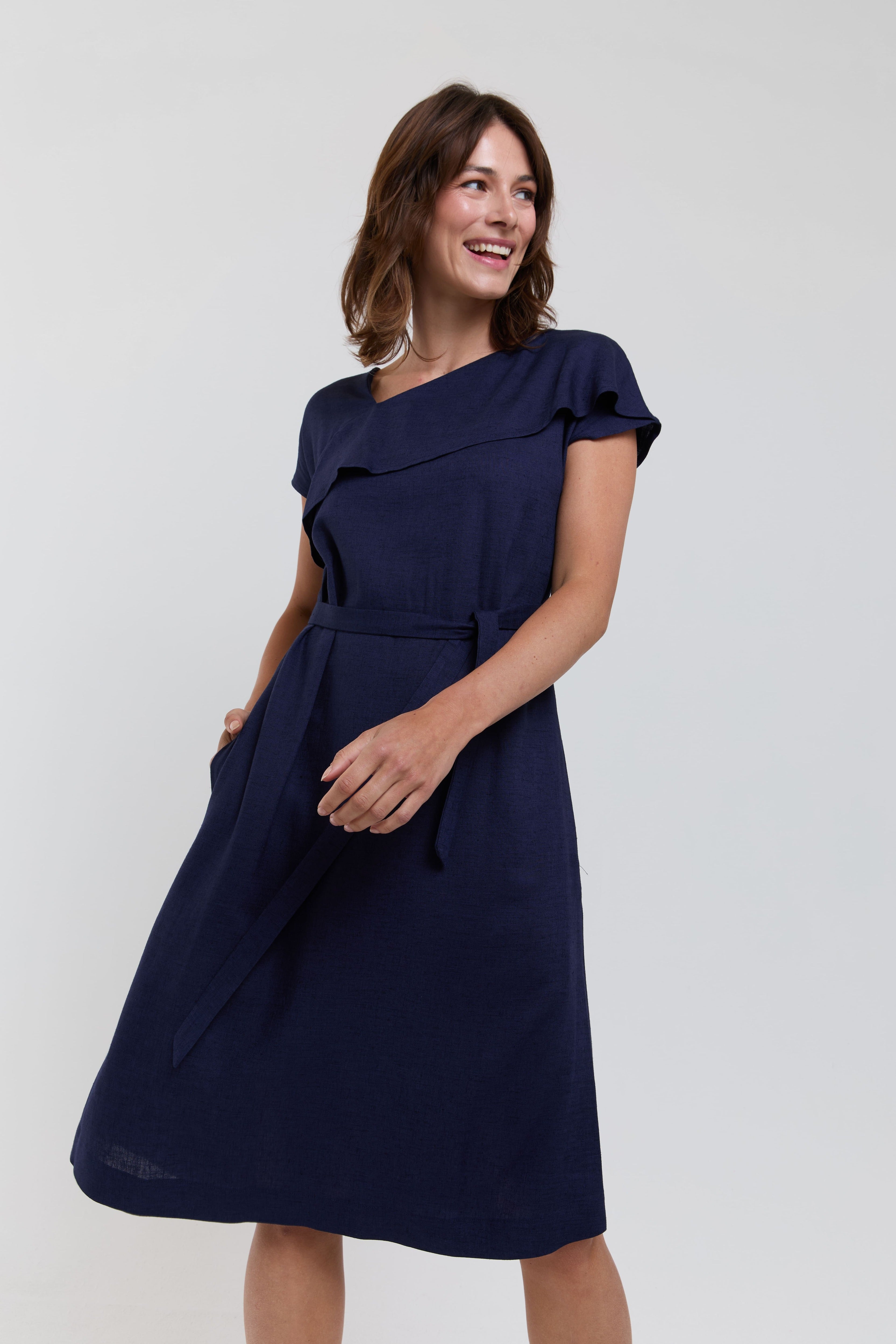 ayani-daniela-midi-kleid-mit-r-schen-ausschnitt-in-dunkelblau image 3