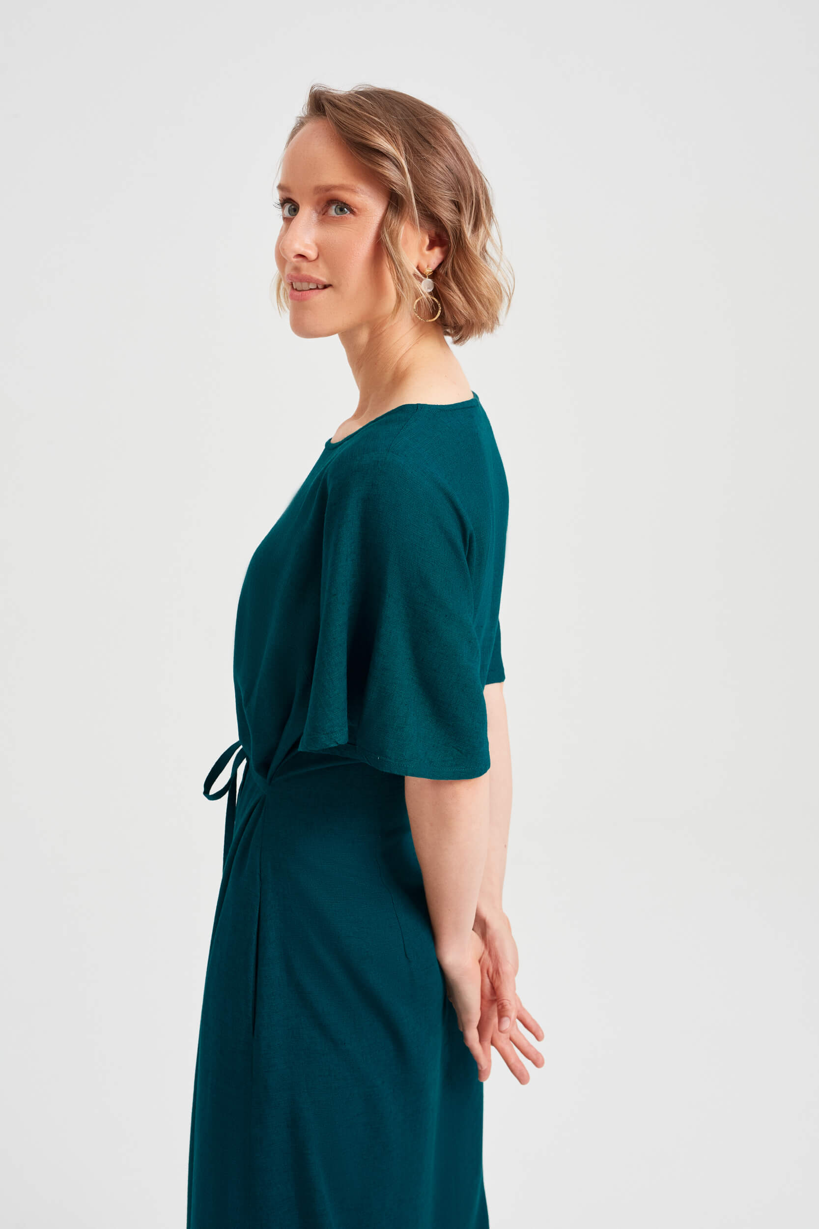 ayani-nika-rundhals-kleid-mit-schmetterlings-rmeln-in-gr-n image 2