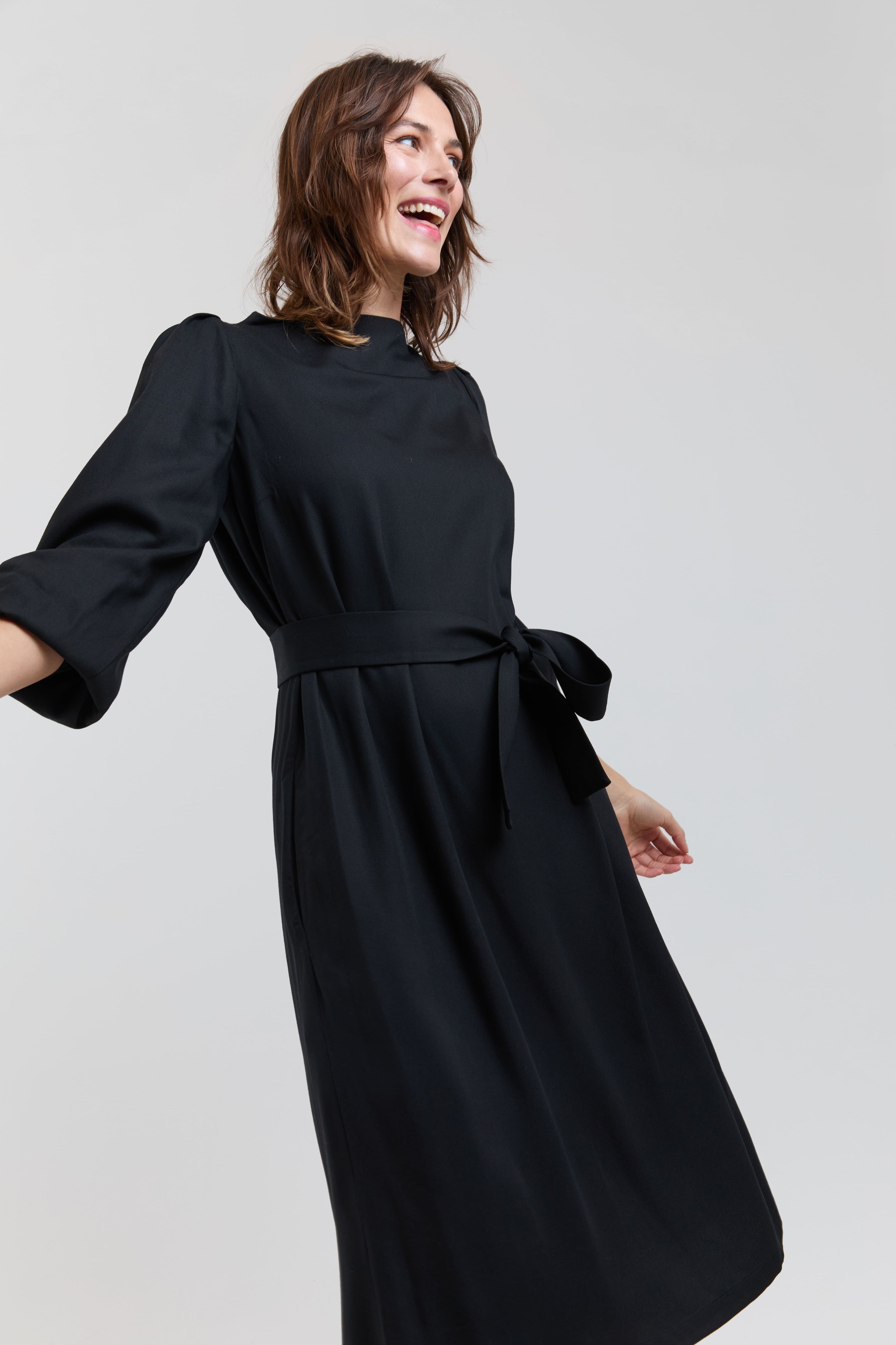 ayani-mia-g-rtelkleid-mit-plissee-rmeln-und-stehkragen-in-schwarz image 4