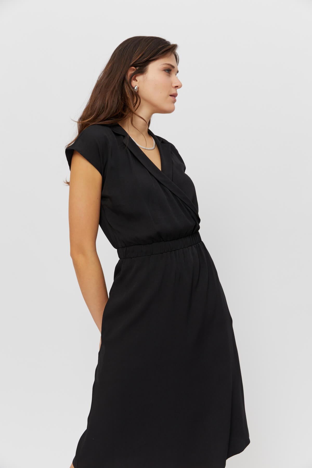 ayani-lilit-formelles-midi-kleid-mit-wickel-optik-in-schwarz image 2